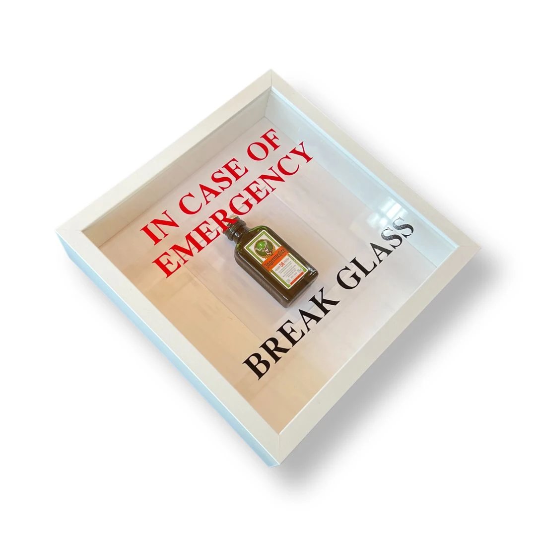 Wandschmuck „In Case of Emergency Break Glass“ – Jägermeister-Design weißer Rahmen -  from DieBallerei