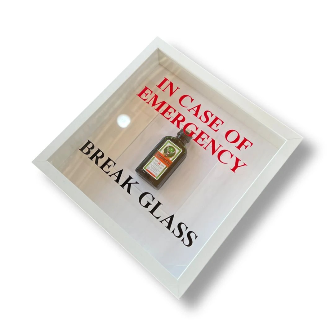 Wandschmuck „In Case of Emergency Break Glass“ – Jägermeister-Design weißer Rahmen -  from DieBallerei