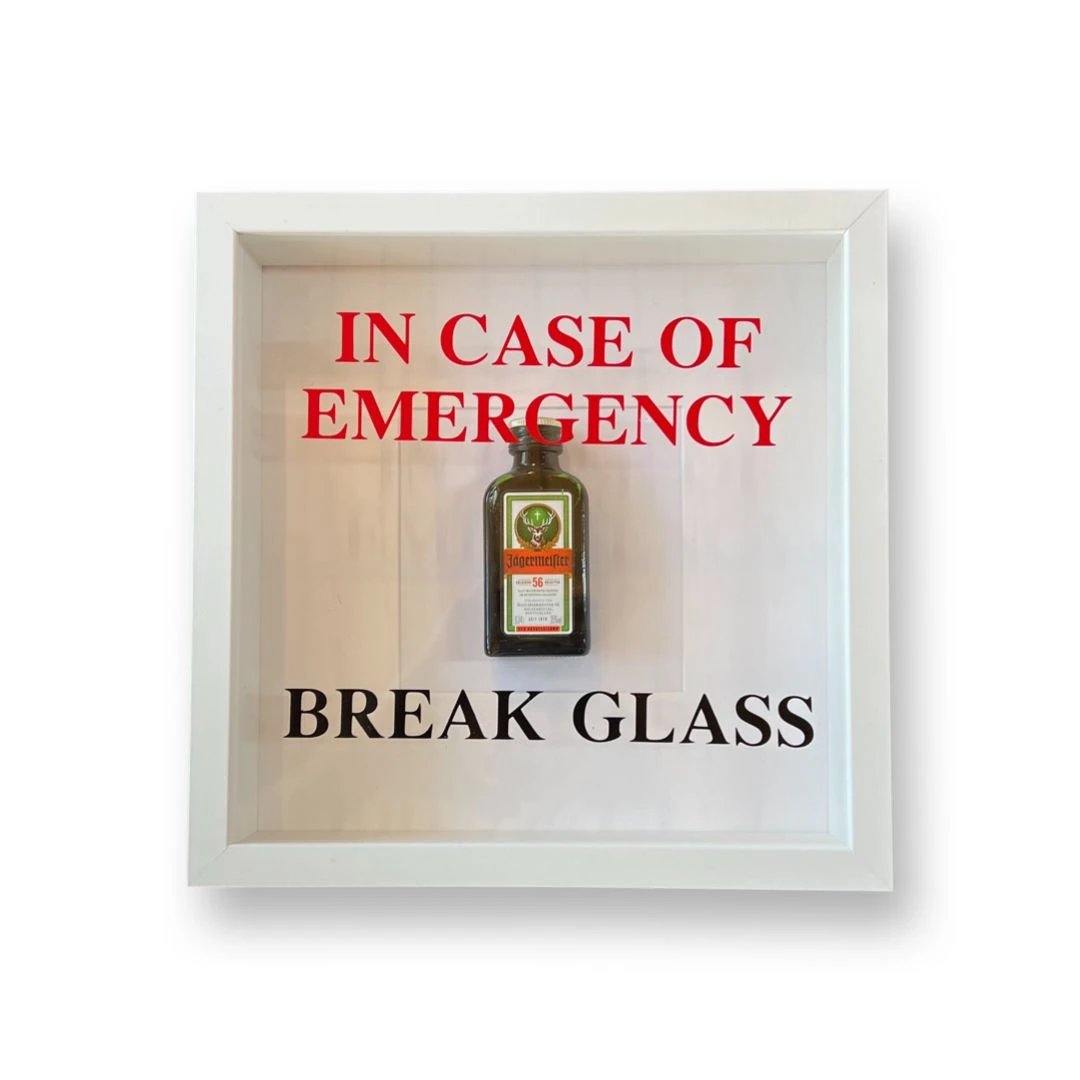 Wandschmuck „In Case of Emergency Break Glass“ – Jägermeister-Design weißer Rahmen -  from DieBallerei