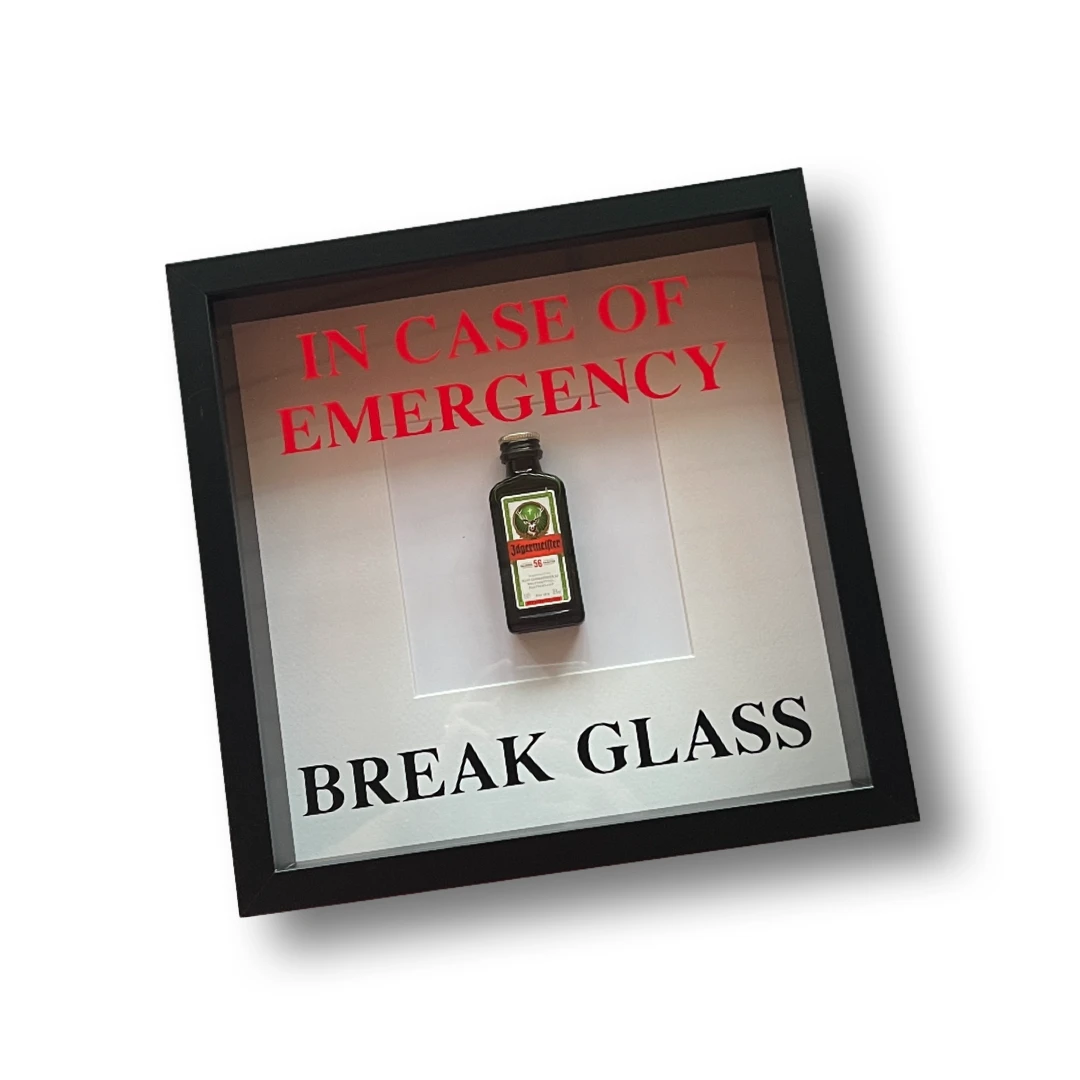 Wandschmuck „In Case of Emergency Break Glass“ – Jägermeister-Design mit schwarzem Rahmen -  from DieBallerei