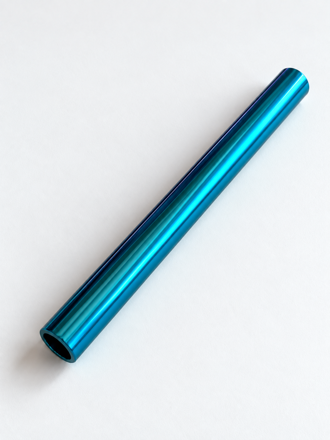 Blau schimmerndes glattes Metallröhrchen mit sichtbarer Öffnung.