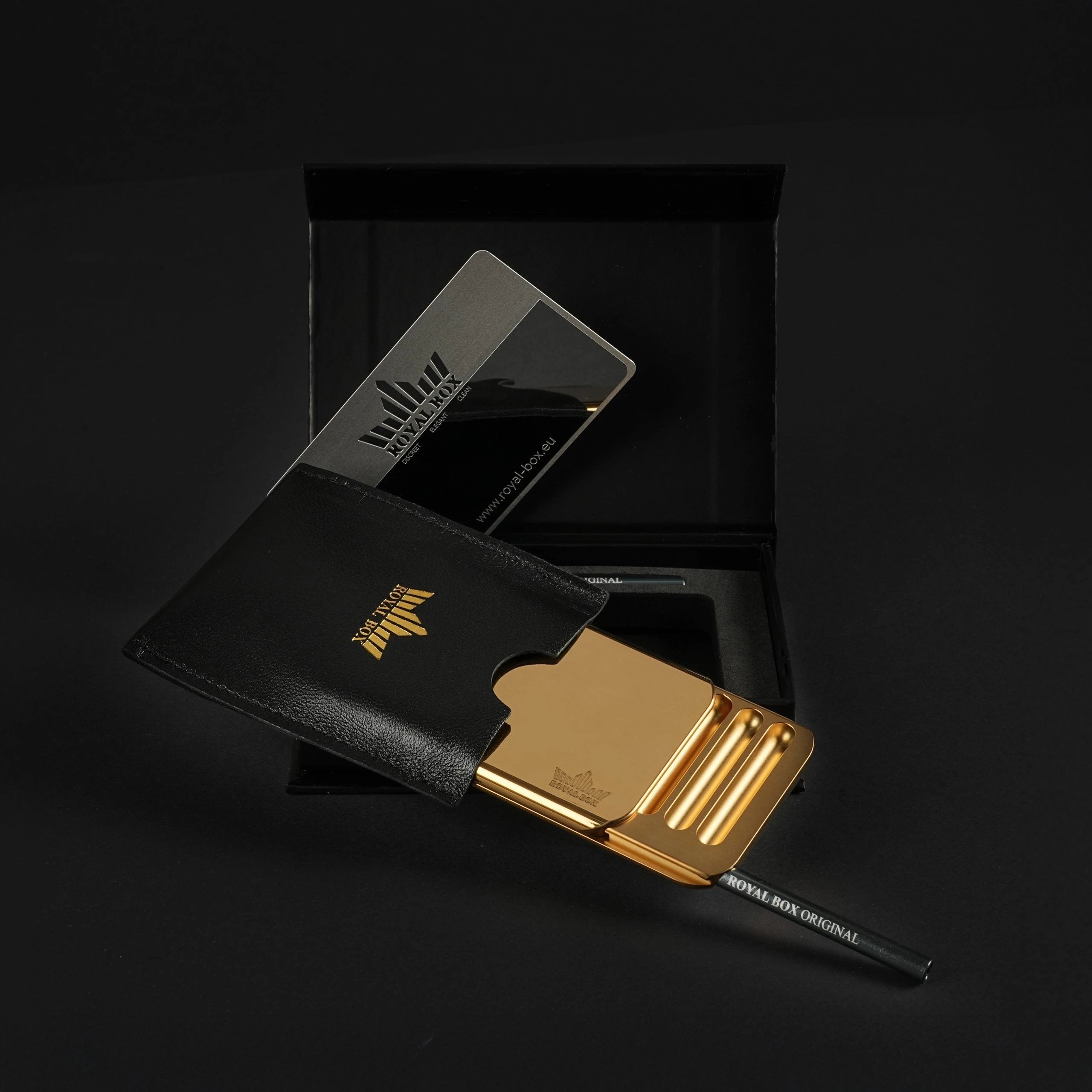 Die B52 Royal Box Anniversary Gold Edition 23,75 Karat Platin Gold Cover – Stilvolle Aufbewahrung in Perfektion inkl. integriertem Röhrchen -  from DieBallerei