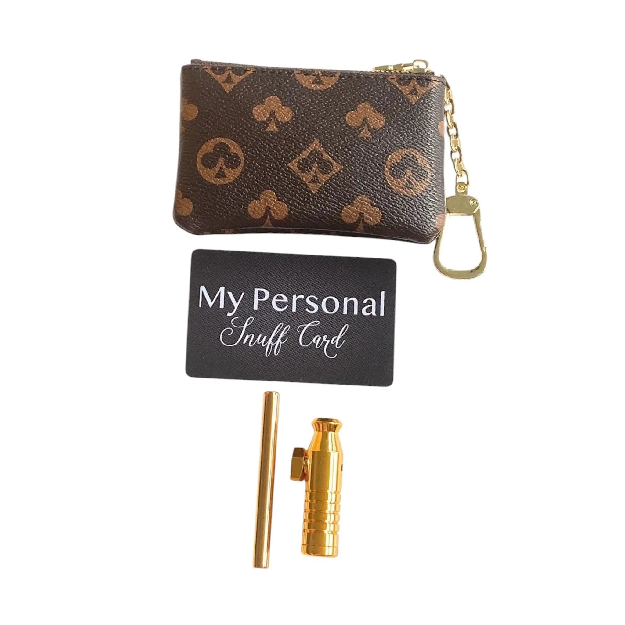 Deluxe Soft Kunstleder Case "Monogramm" – Edles Set in Braun/Gold mit Anhänger -  from DieBallerei