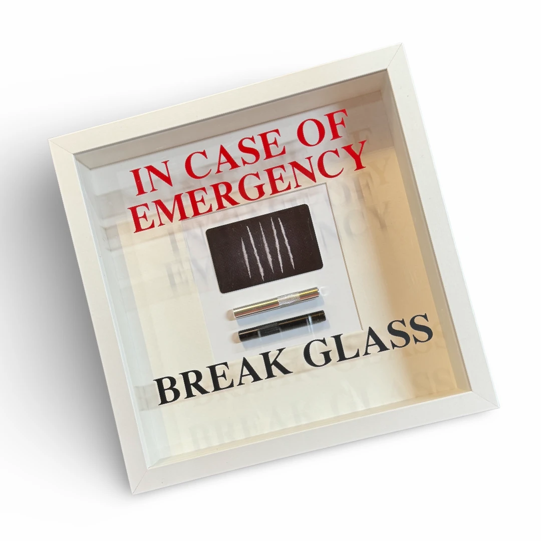 Wandschmuck "In Case of Emergency – Break Glass - Lines" Weißer Rahmen -  from DieBallerei