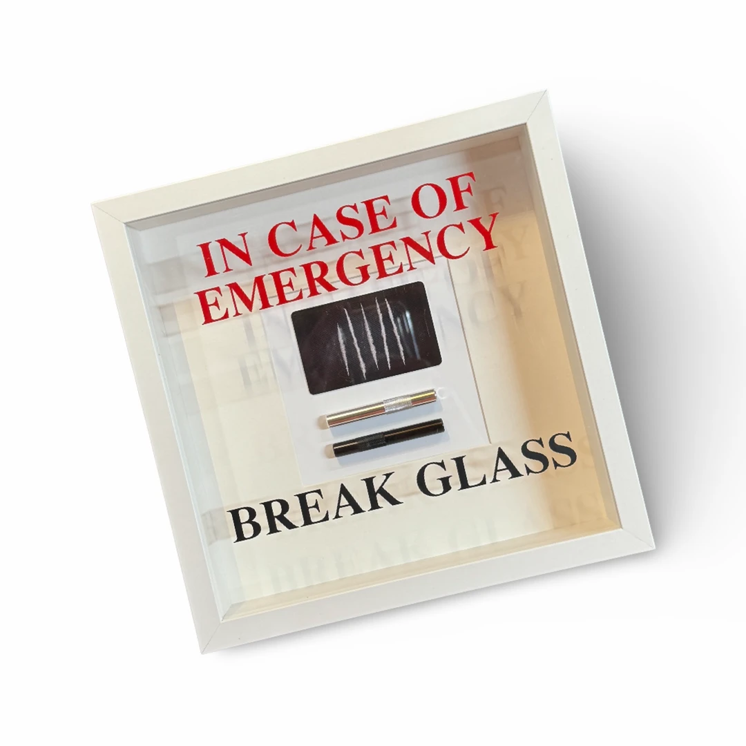 Wandschmuck "In Case of Emergency – Break Glass - Lines" Weißer Rahmen -  from DieBallerei