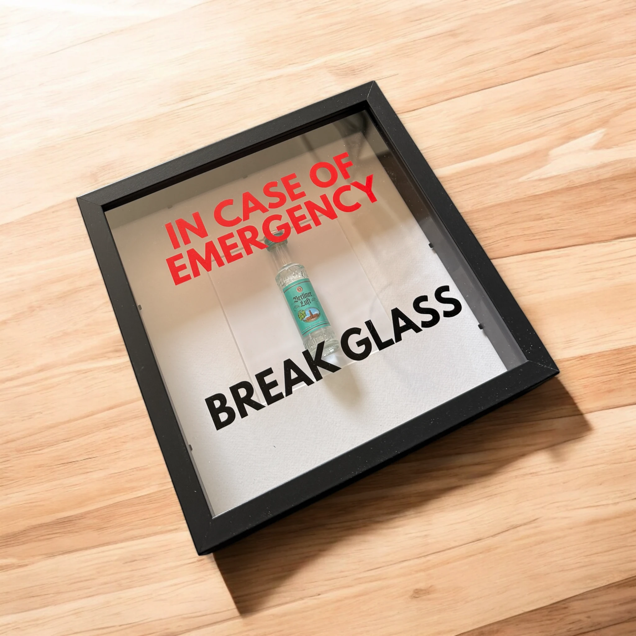 "In Case of Emergency Break Glass" – Wandbild mit Berliner Luft schwarzer/weißer Rahmen -  from DieBallerei