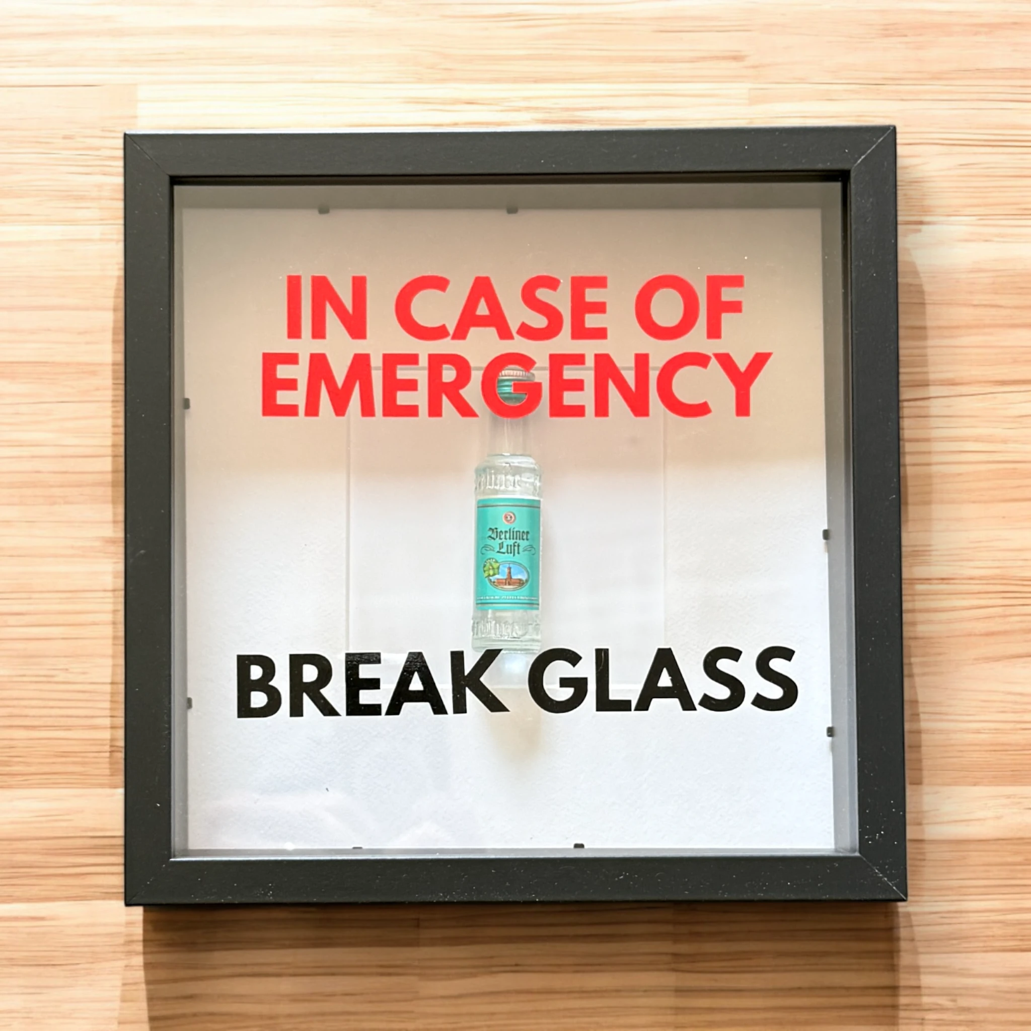 "In Case of Emergency Break Glass" – Wandbild mit Berliner Luft schwarzer/weißer Rahmen -  from DieBallerei