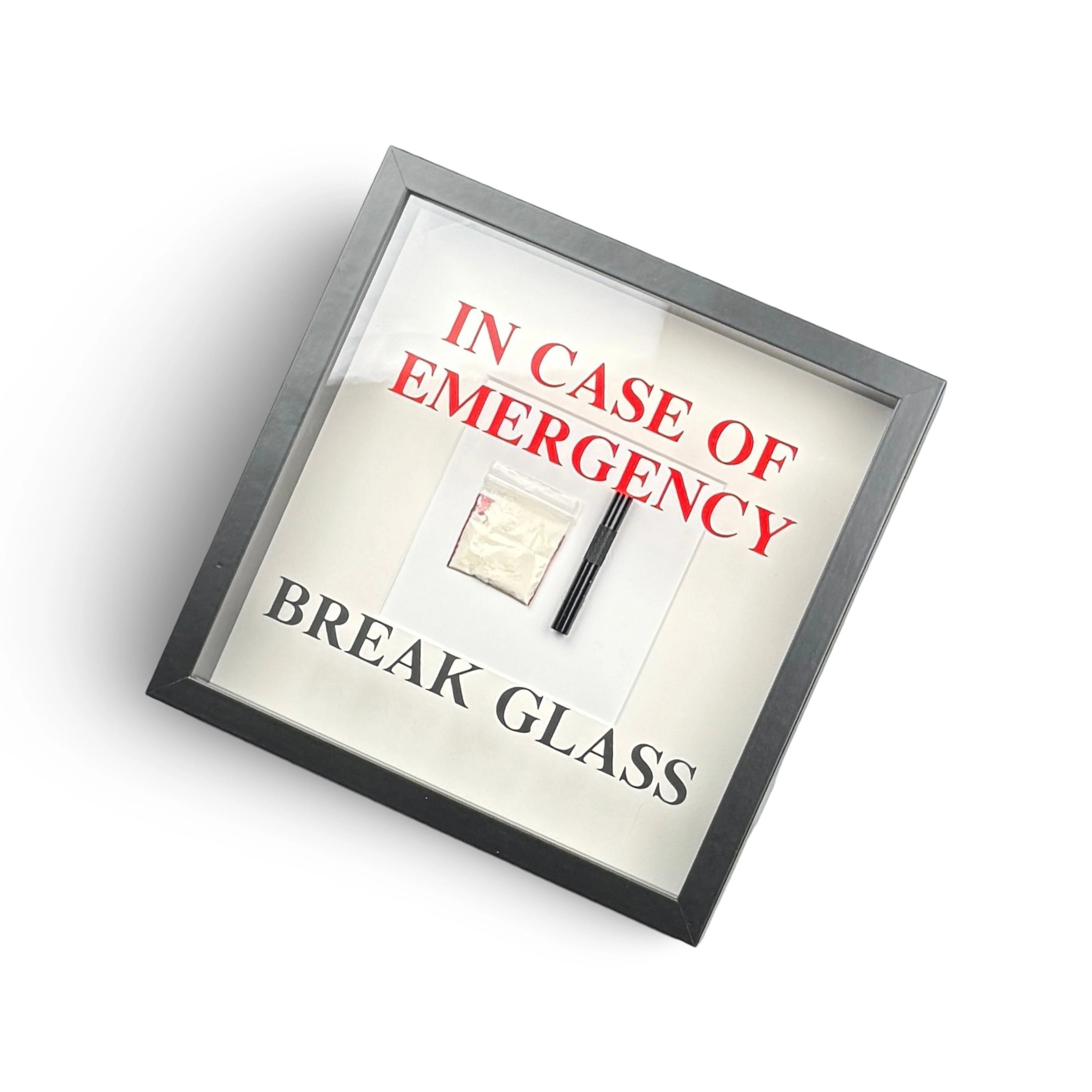 "In Case of Emergency Break Glass" – Wandbild mit Kokain Tütchen und Ziehröhrchen schwarzer Rahmen -  from DieBallerei