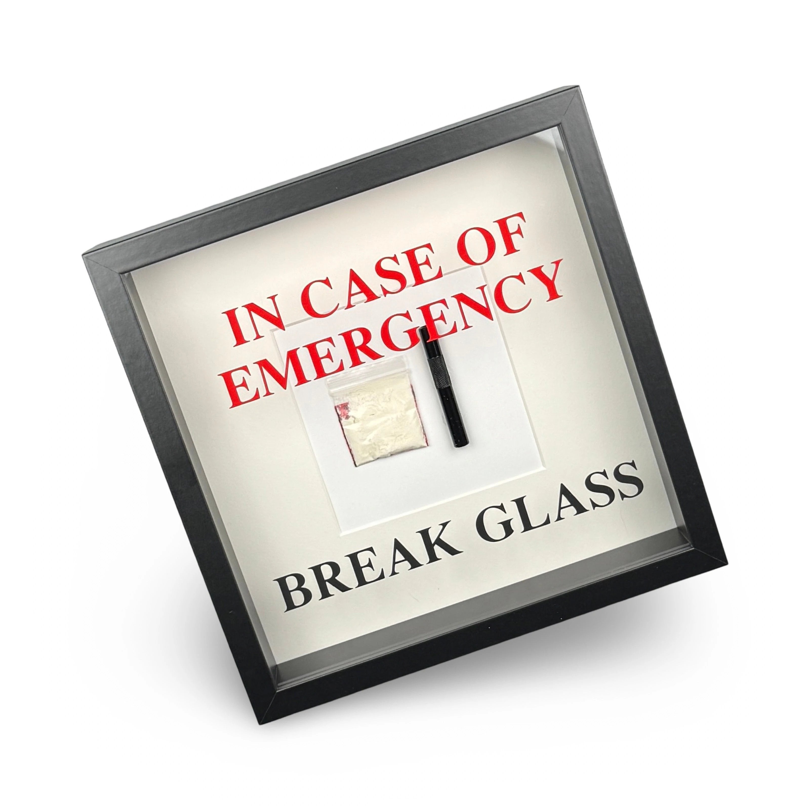 "In Case of Emergency Break Glass" – Wandbild mit Kokain Tütchen und Ziehröhrchen schwarzer Rahmen -  from DieBallerei