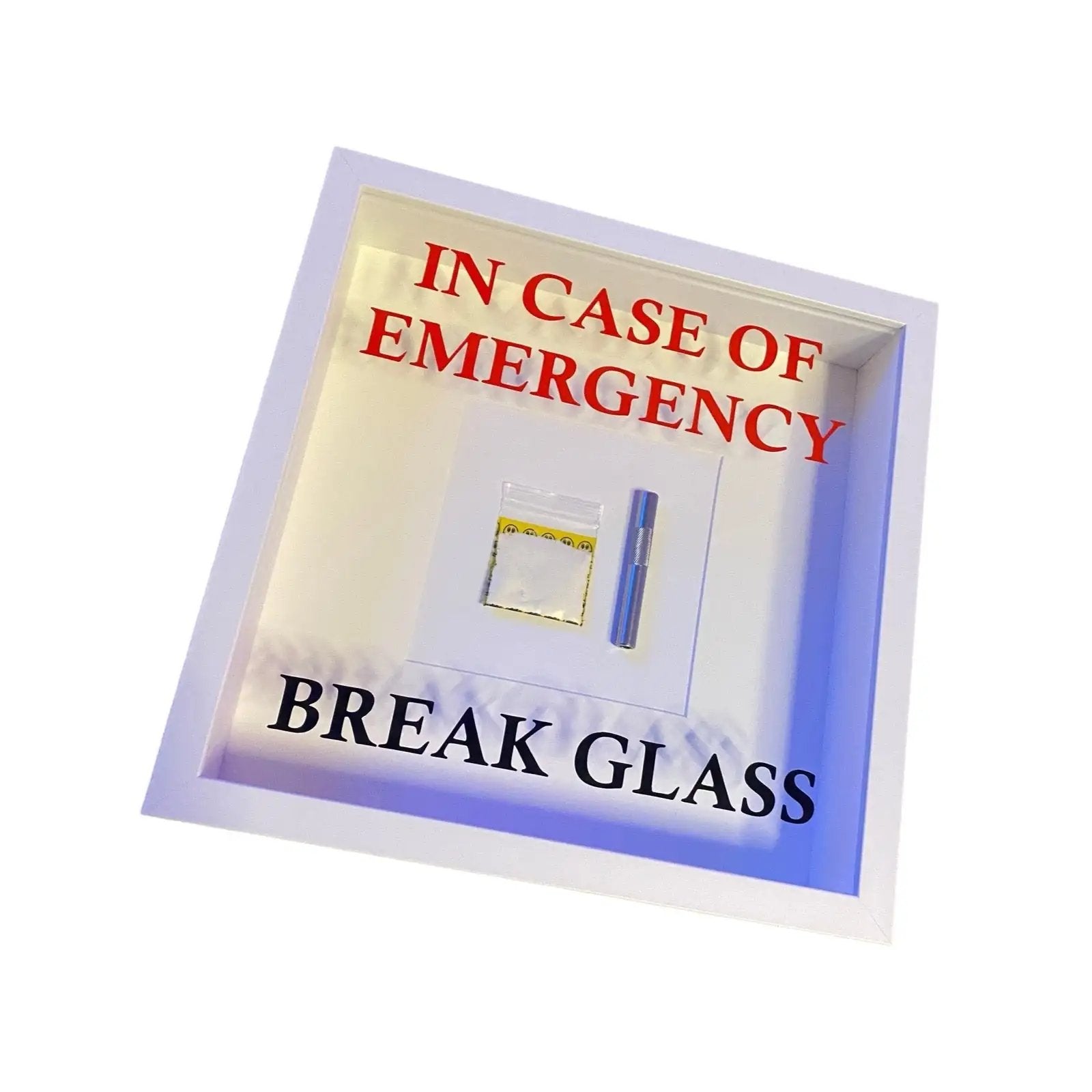 "In Case of Emergency Break Glass" – Wandbild mit Kokain Tütchen und Ziehröhrchen weißer Rahmen -  from DieBallerei