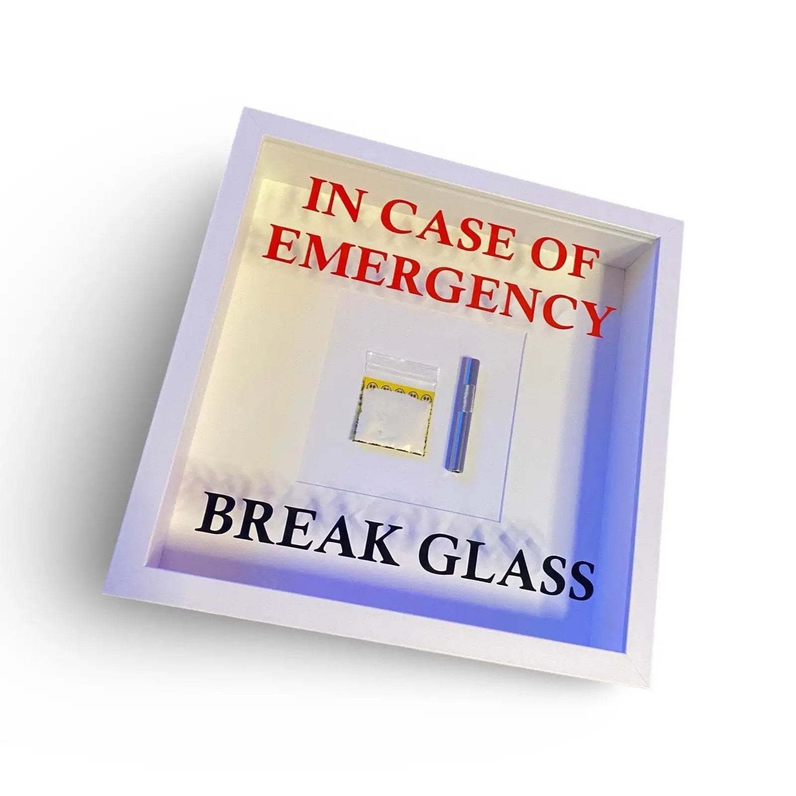 "In Case of Emergency Break Glass" – Wandbild mit Kokain Tütchen und Ziehröhrchen weißer Rahmen -  from DieBallerei