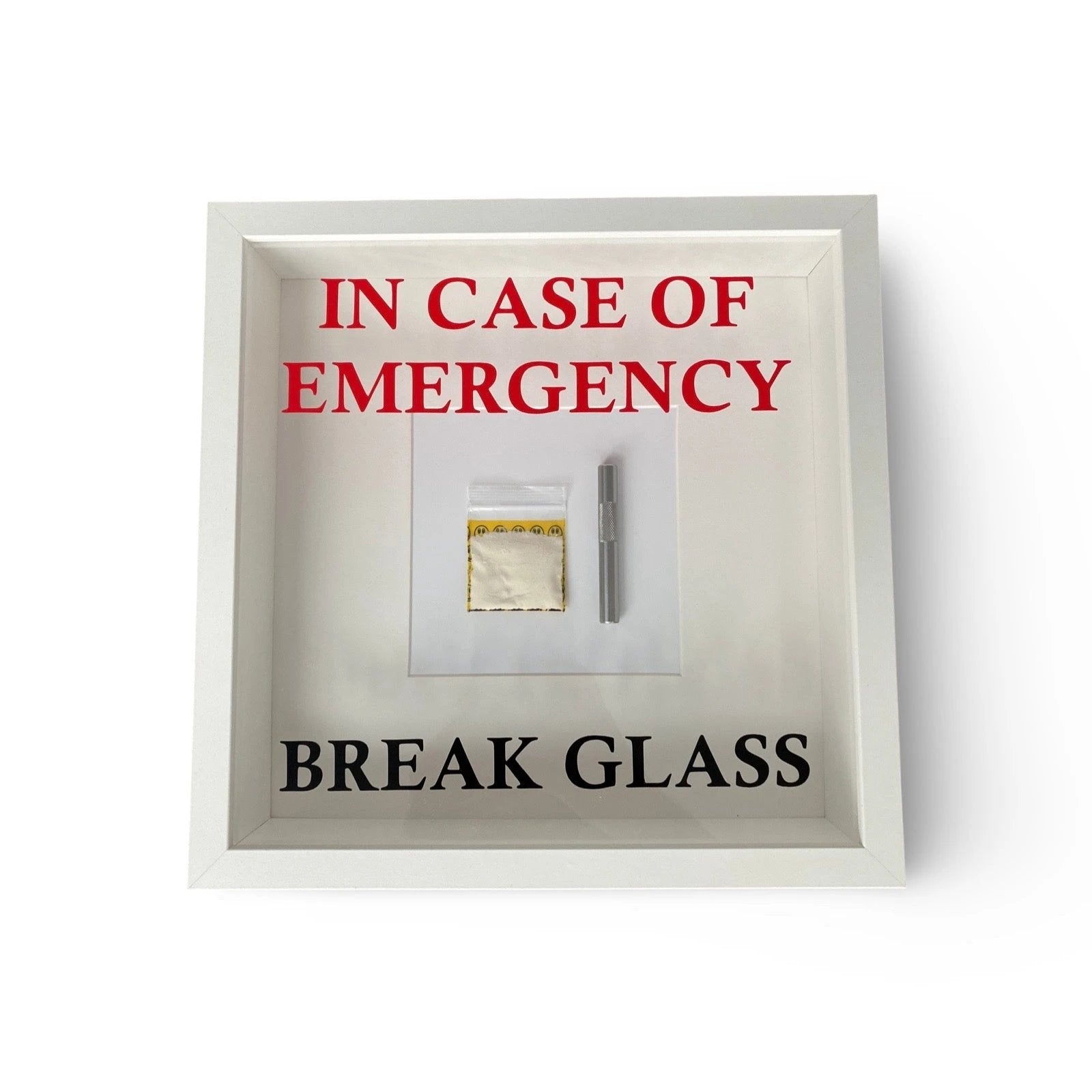 "In Case of Emergency Break Glass" – Wandbild mit Kokain Tütchen und Ziehröhrchen weißer Rahmen -  from DieBallerei