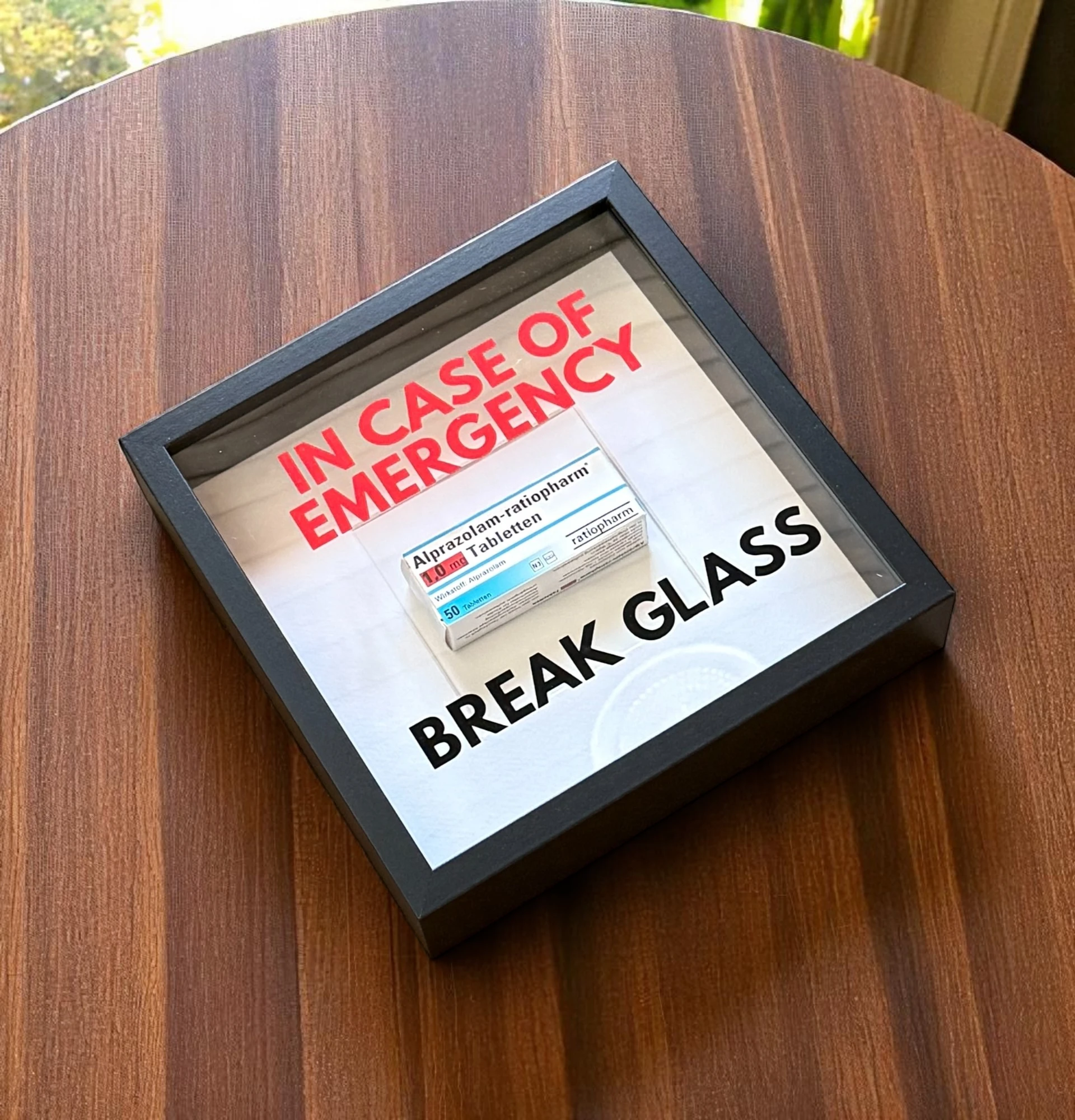 "In Case of Emergency Break Glass" – Wandbild mit leerer Umverpackung "Alprazolam" schwarz -  from DieBallerei