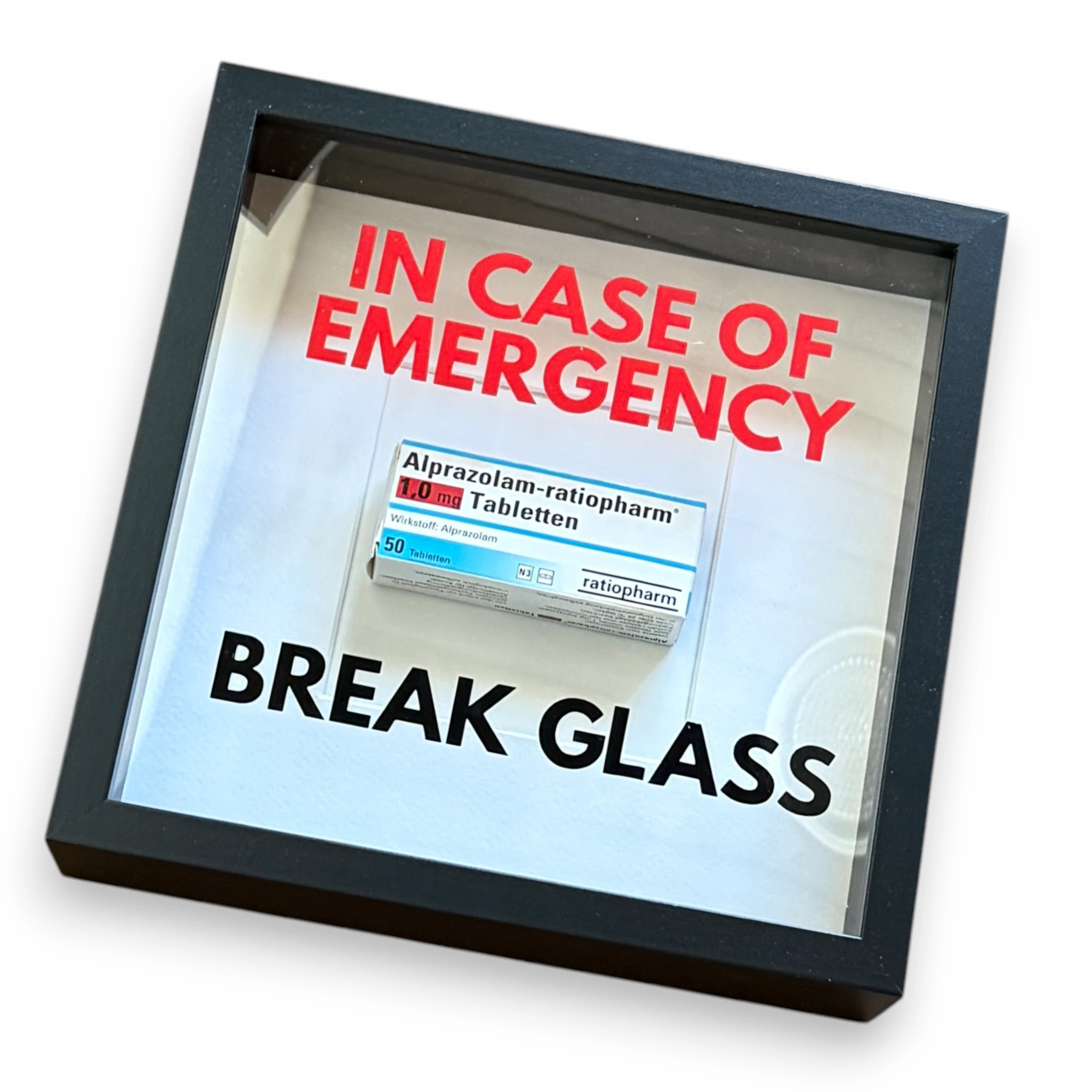"In Case of Emergency Break Glass" – Wandbild mit leerer Umverpackung "Alprazolam" schwarz -  from DieBallerei