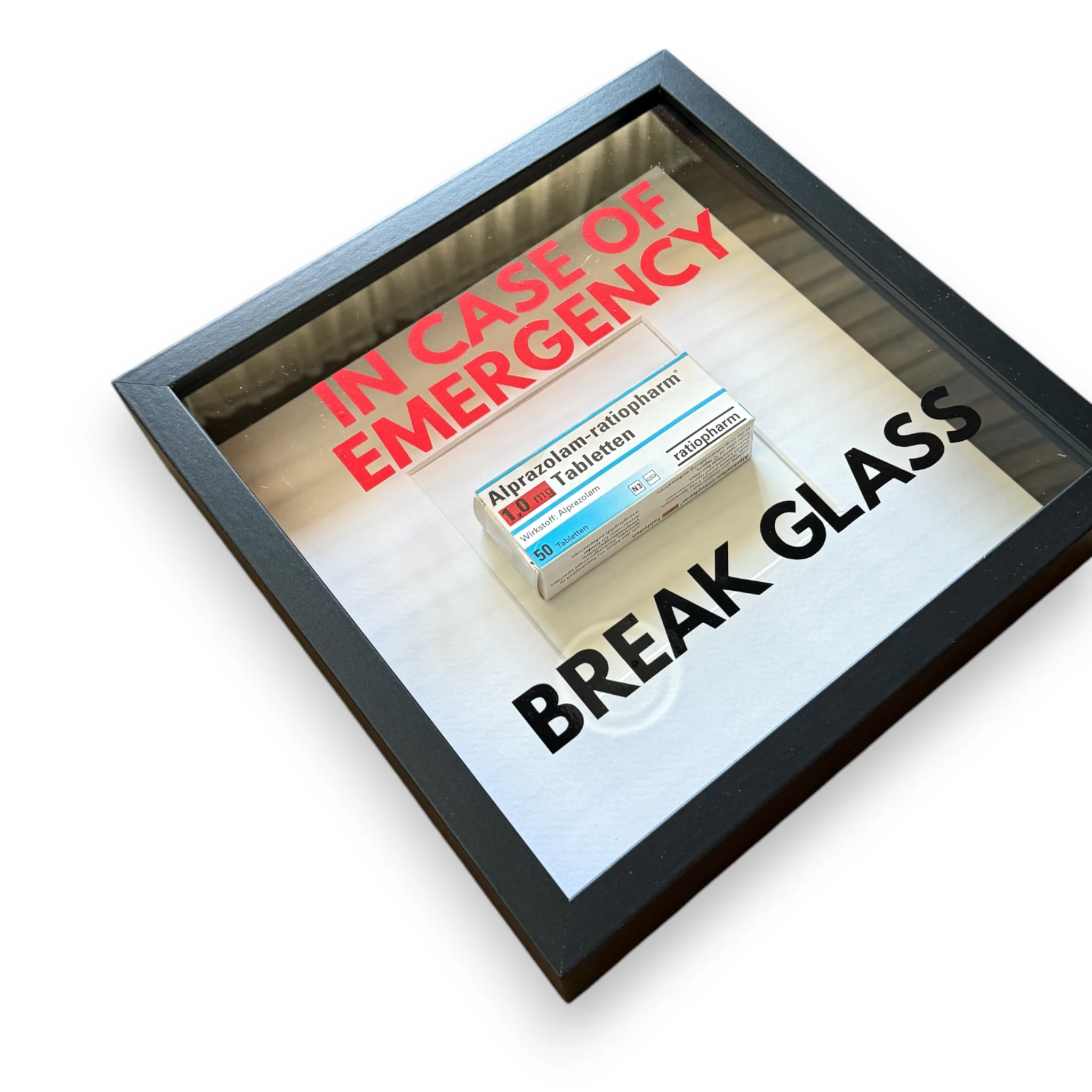 "In Case of Emergency Break Glass" – Wandbild mit leerer Umverpackung "Alprazolam" schwarz -  from DieBallerei