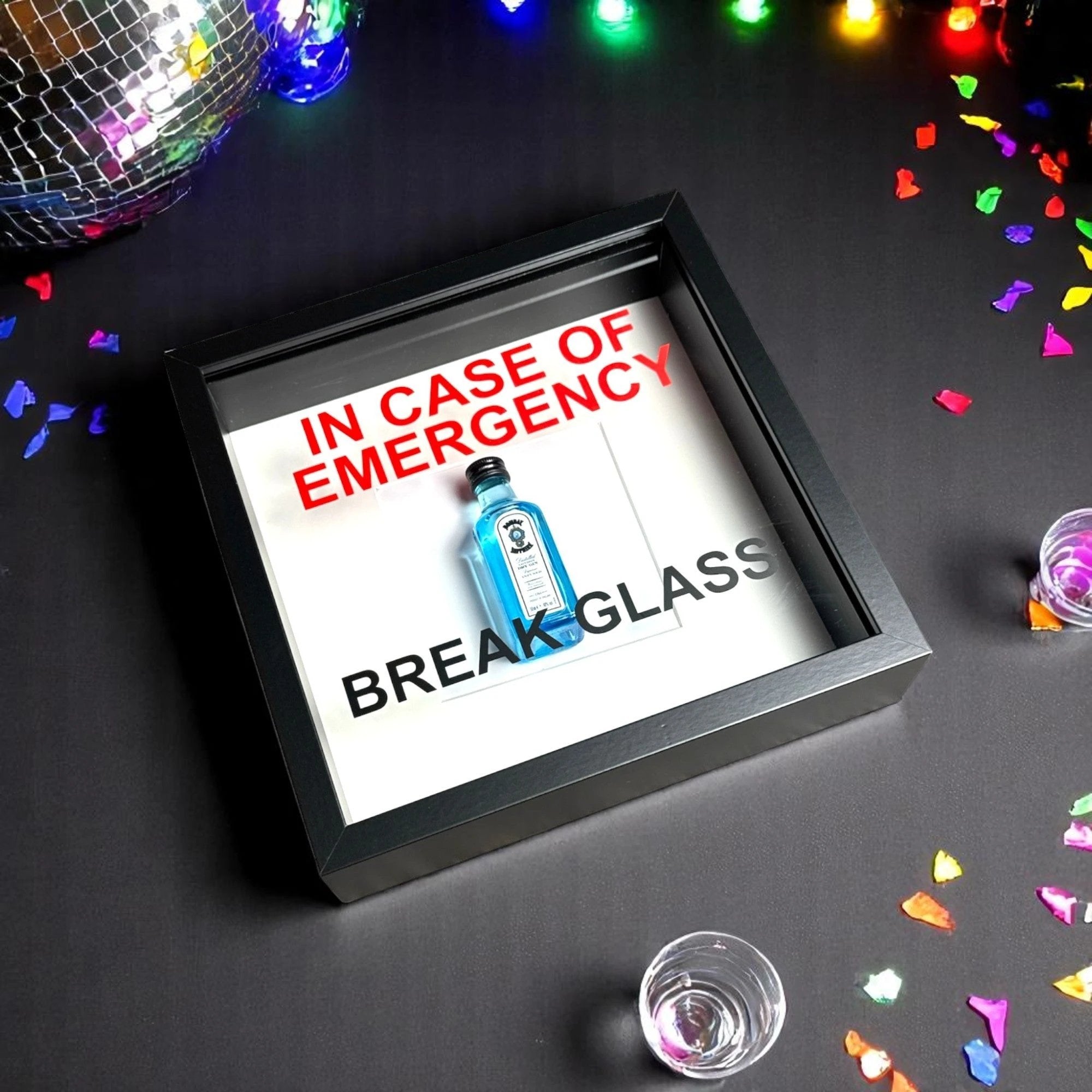 In Case of Emergency Break Glass – Wandbild mit Bombay Sapphire Gin im schwarzen Rahmen -  from DieBallerei