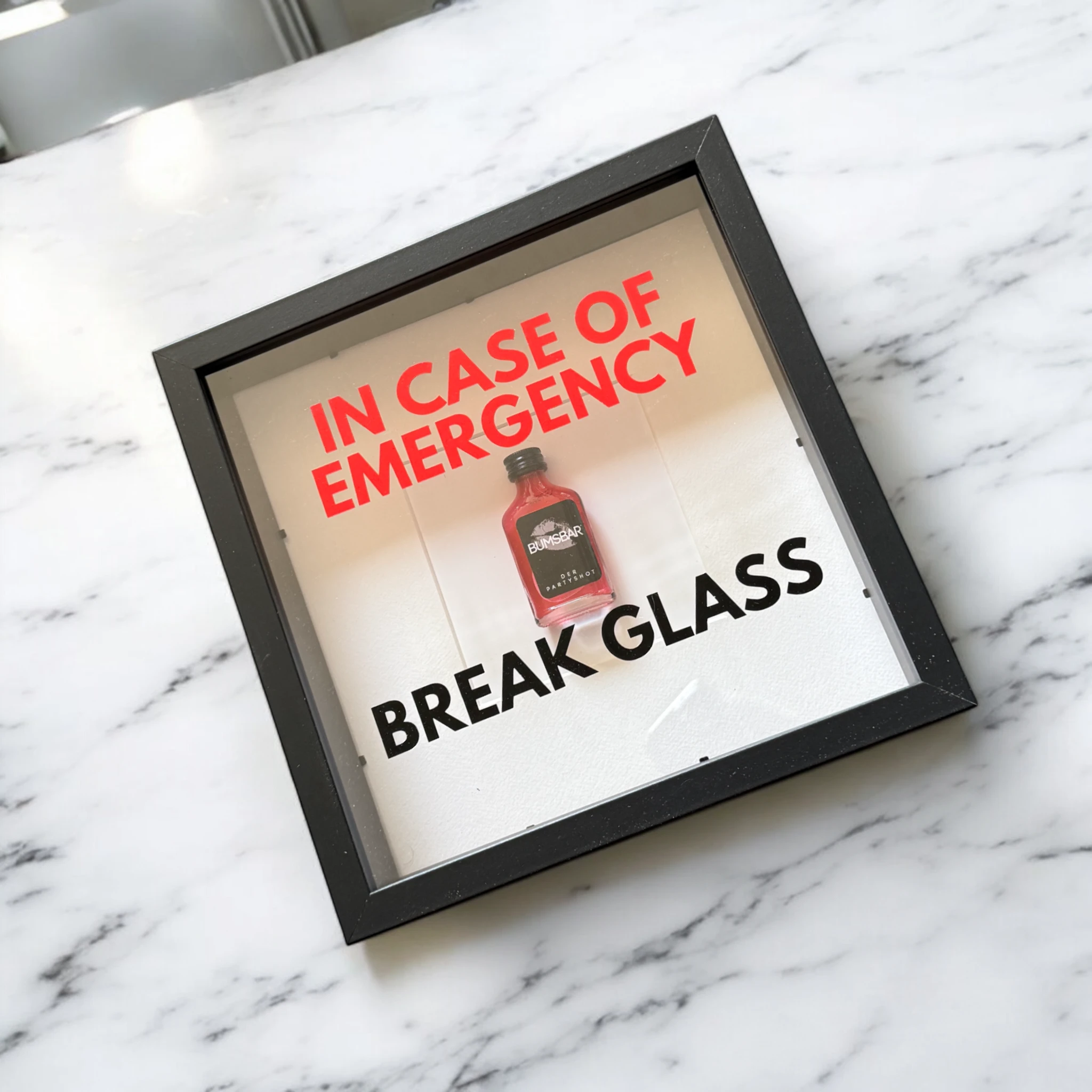 "In Case of Emergency Break Glass" – Wandbild mit Shot "BUMSBAR" schwarz -  from DieBallerei