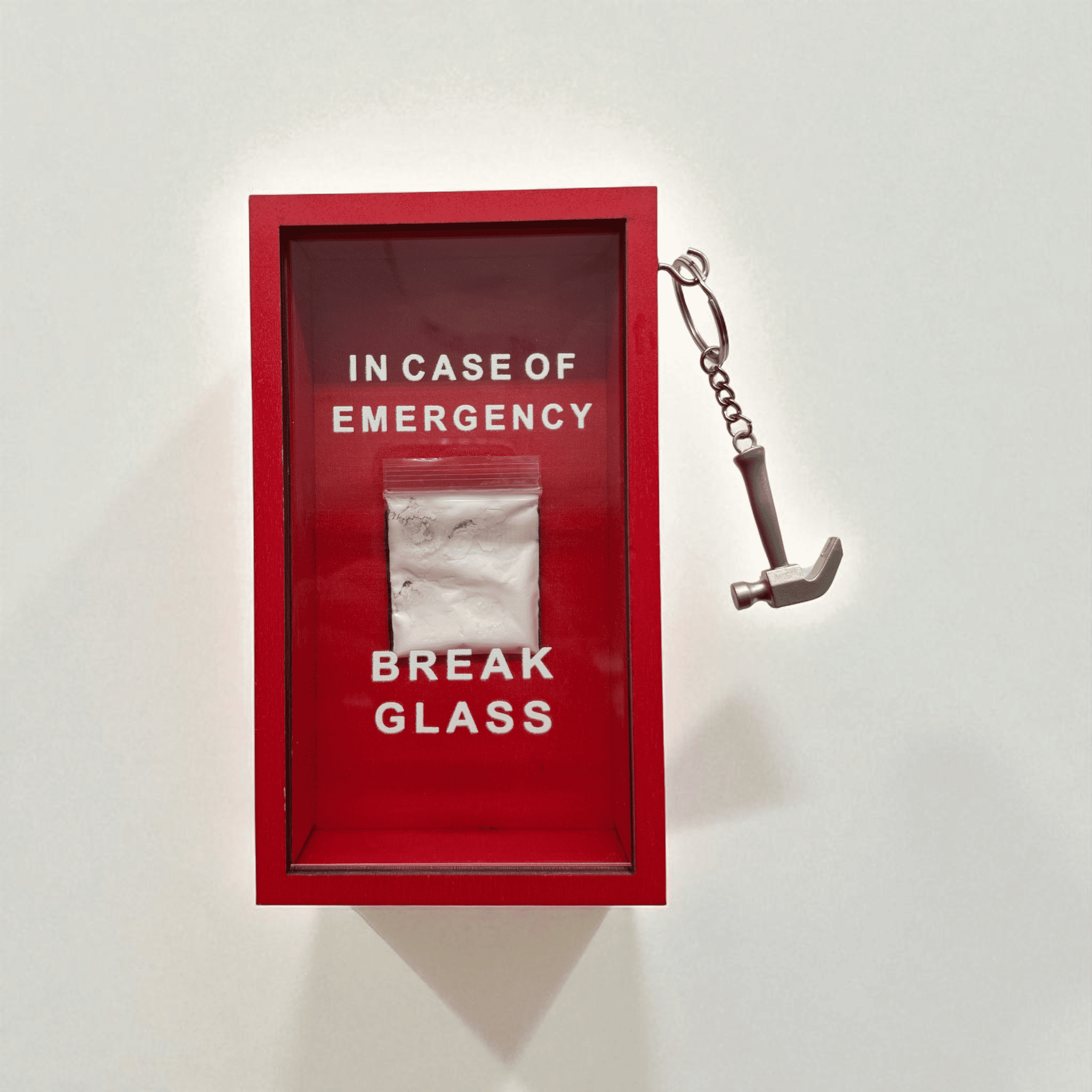 „In Case of Emergency Break Glass“ – Lustige Holzkiste mit Hammer & Kokain-Tütchen-Attrappe | Rote Scherzbox als Geschenkidee für Männer & Frauen