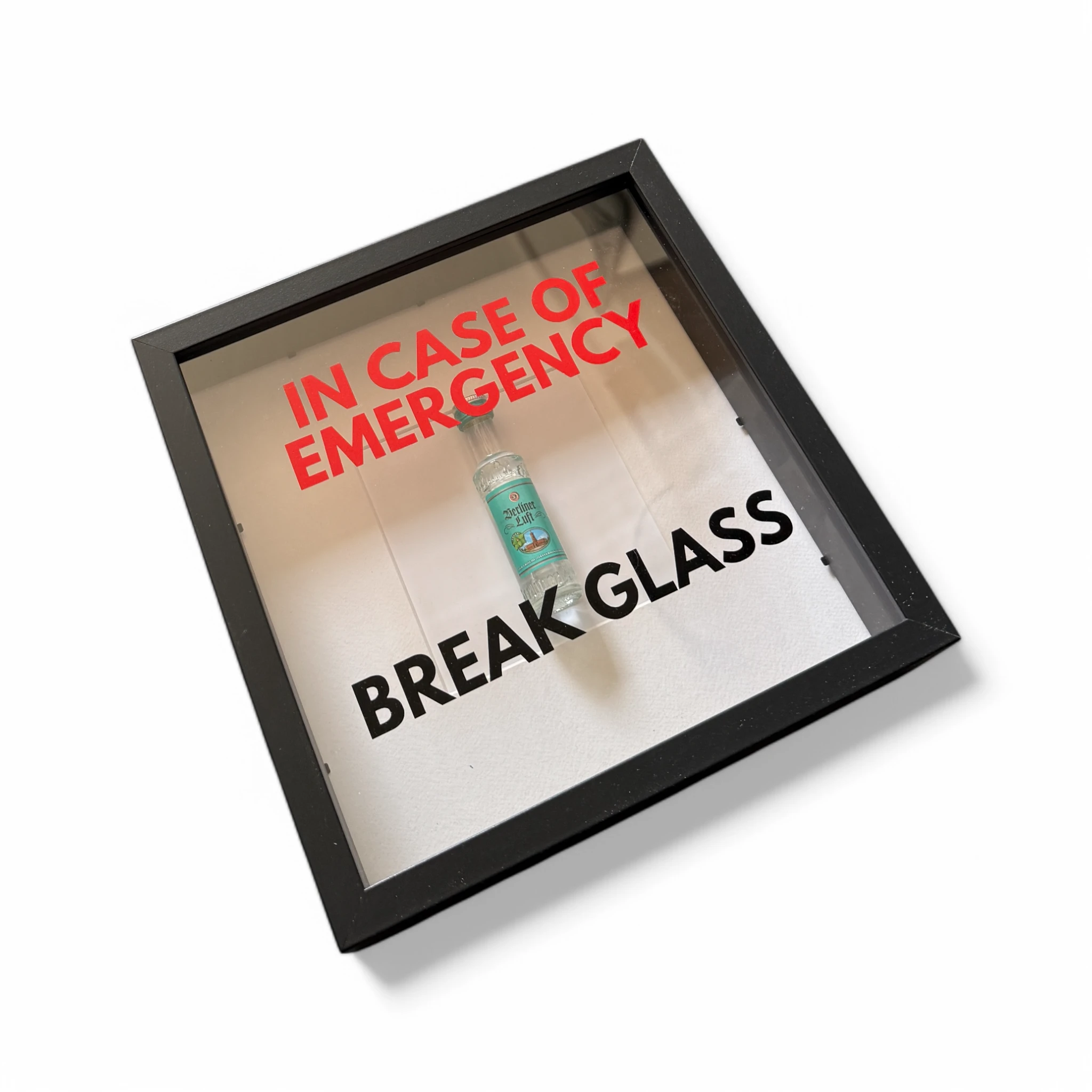 "In Case of Emergency Break Glass" – Wandbild mit Berliner Luft schwarzer/weißer Rahmen -  from DieBallerei