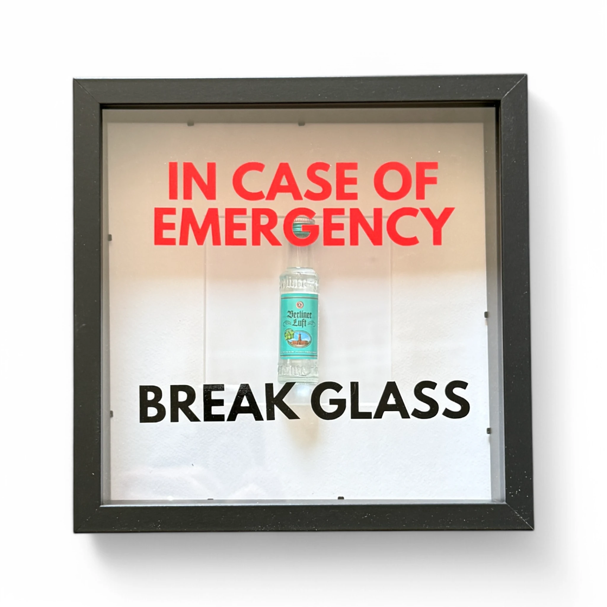 "In Case of Emergency Break Glass" – Wandbild mit Berliner Luft schwarzer/weißer Rahmen -  from DieBallerei