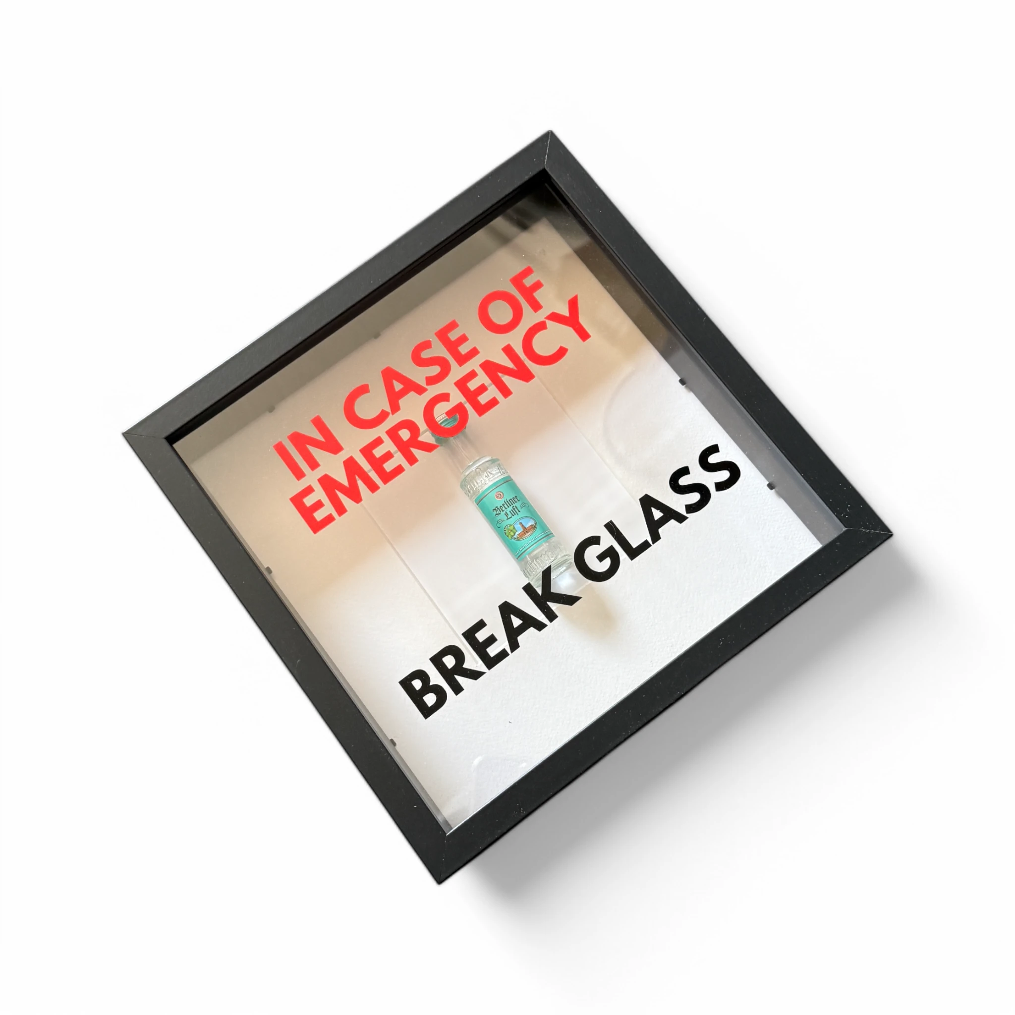 "In Case of Emergency Break Glass" – Wandbild mit Berliner Luft schwarzer/weißer Rahmen -  from DieBallerei