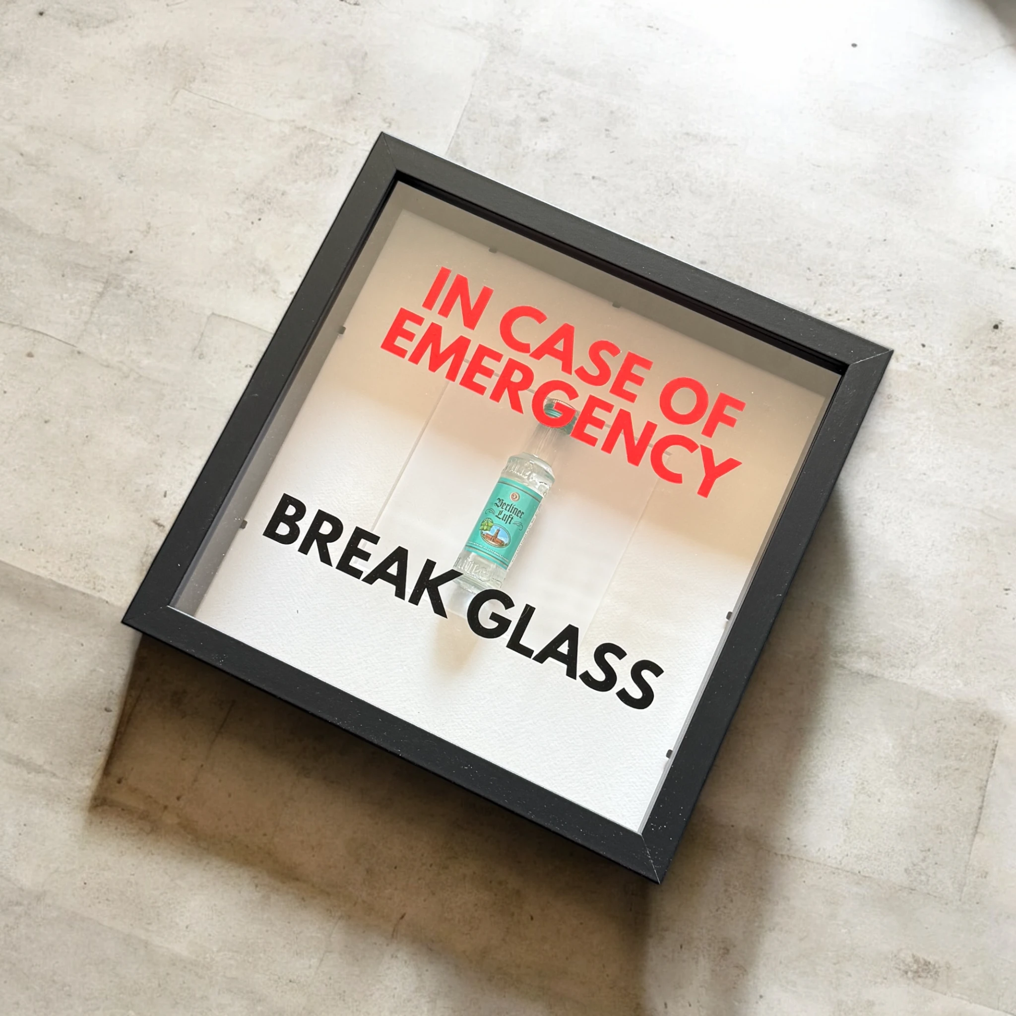 "In Case of Emergency Break Glass" – Wandbild mit Berliner Luft schwarzer/weißer Rahmen -  from DieBallerei