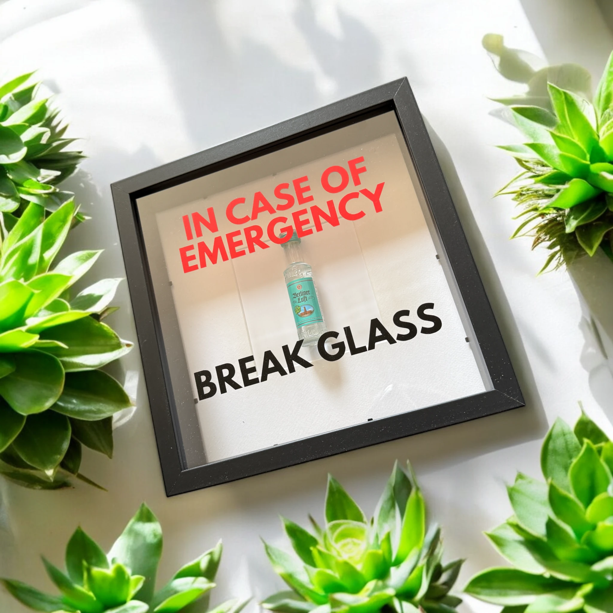 "In Case of Emergency Break Glass" – Wandbild mit Berliner Luft schwarzer/weißer Rahmen -  from DieBallerei