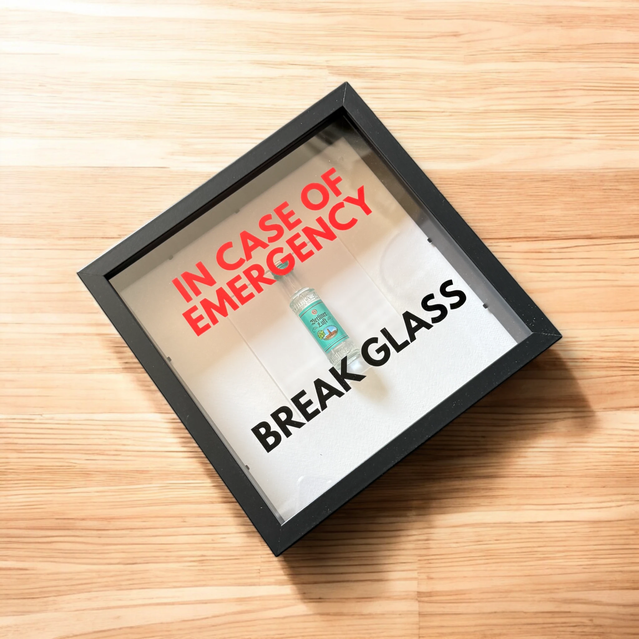 "In Case of Emergency Break Glass" – Wandbild mit Berliner Luft schwarzer/weißer Rahmen -  from DieBallerei