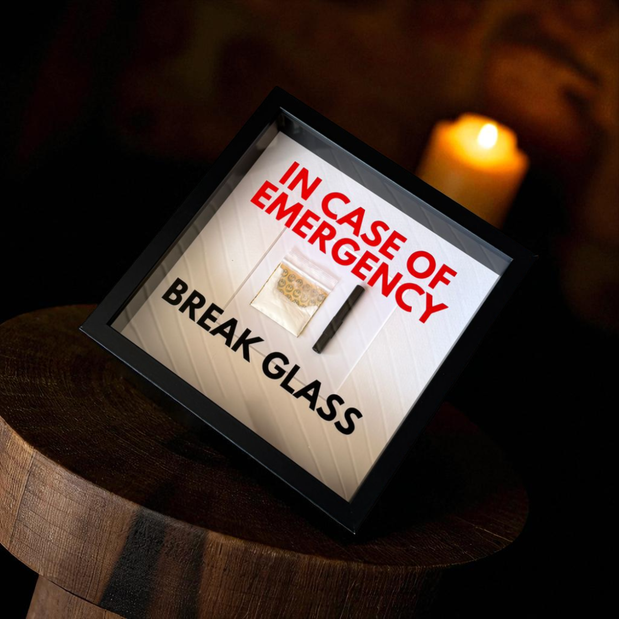 "In Case of Emergency Break Glass" – Wandbild mit Kokain Tütchen und Ziehröhrchen schwarzer Rahmen