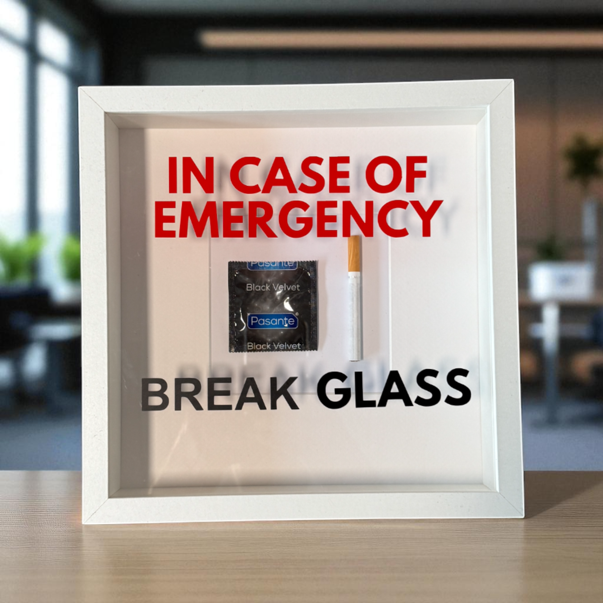 "In Case of Emergency Break Glass" – Wandbild mit Kondom/Zigarette weißer Rahmen