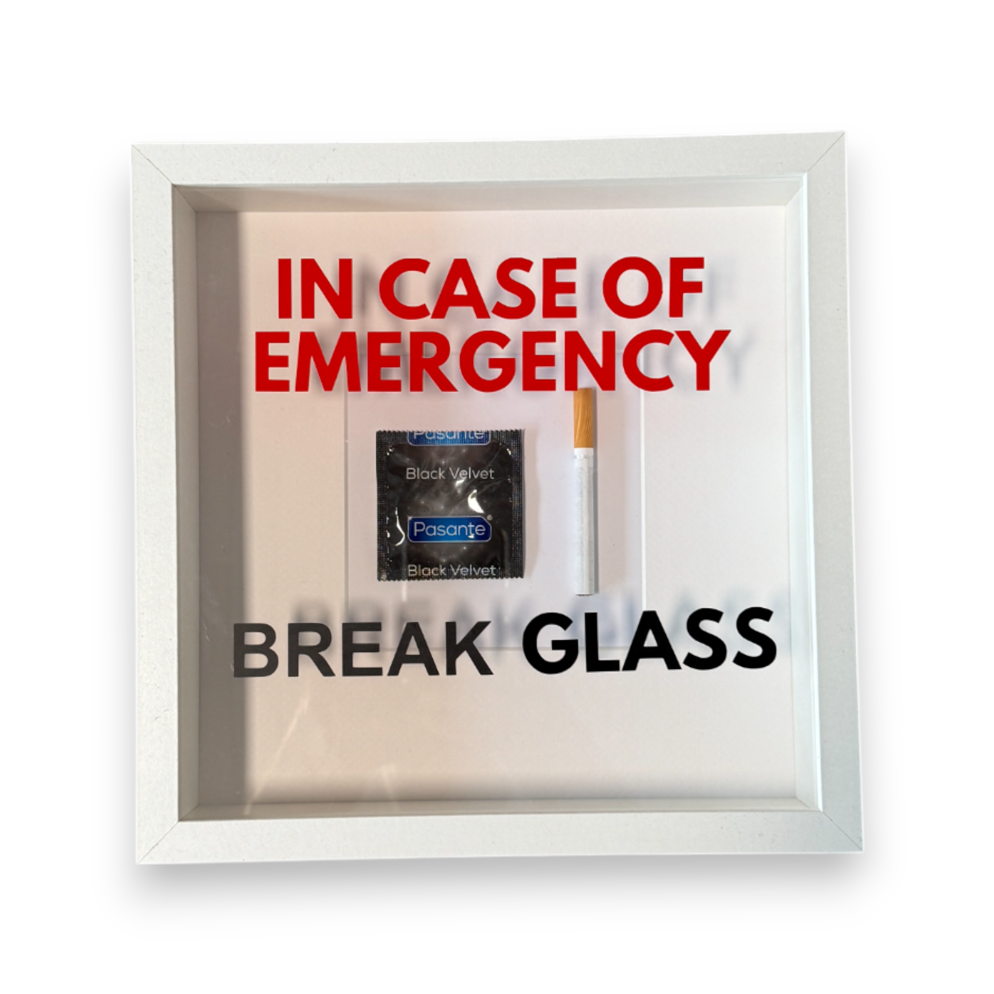 "In Case of Emergency Break Glass" – Wandbild mit Kondom/Zigarette weißer Rahmen