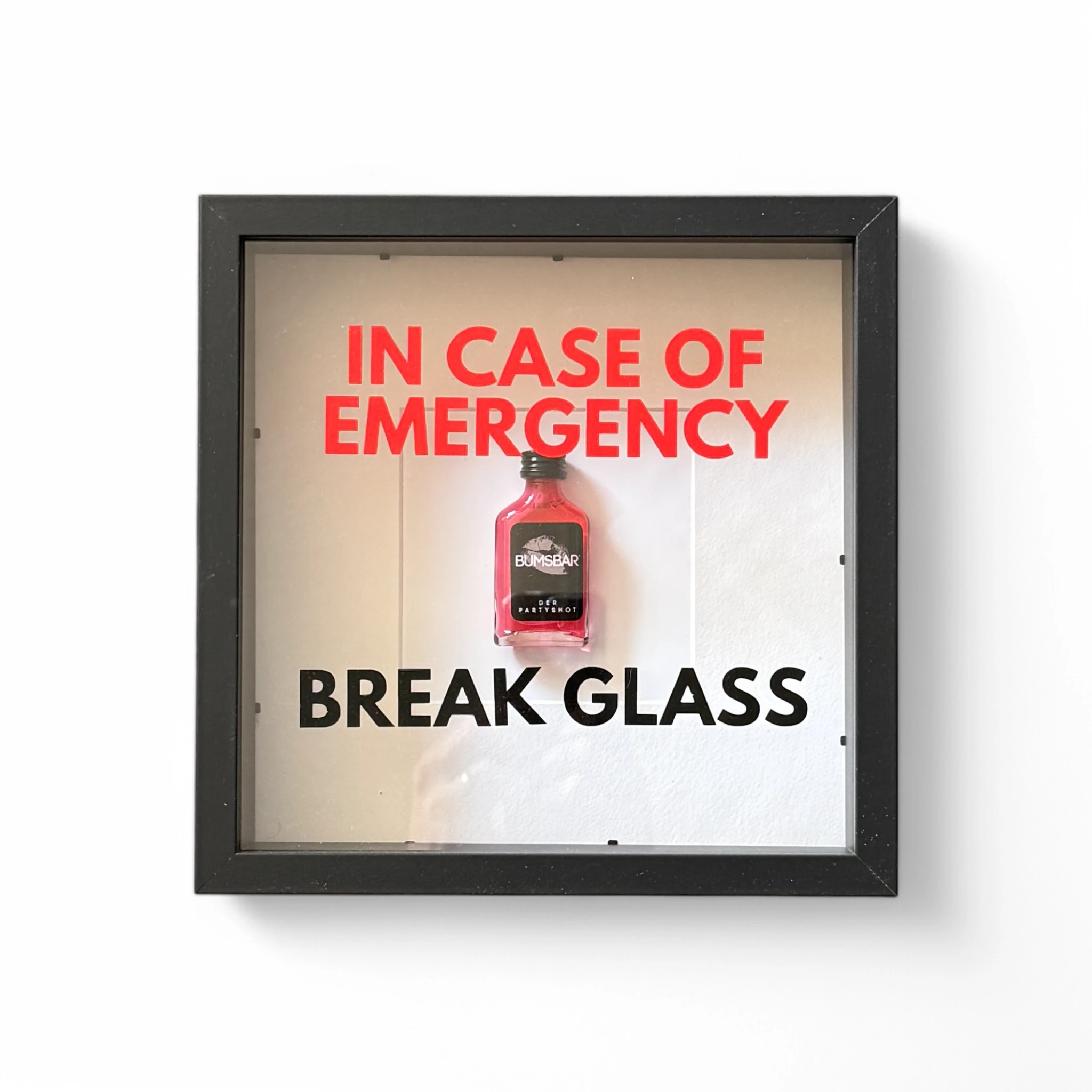 "In Case of Emergency Break Glass" – Wandbild mit Shot "BUMSBAR" schwarz -  from DieBallerei