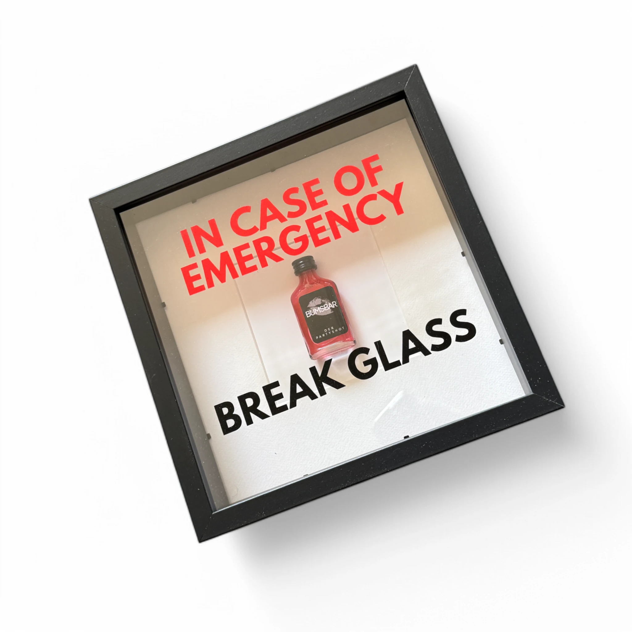 "In Case of Emergency Break Glass" – Wandbild mit Shot "BUMSBAR" schwarz -  from DieBallerei