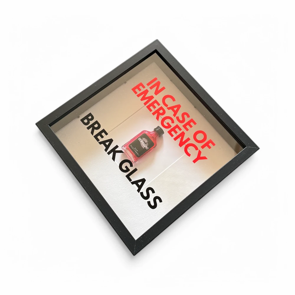 "In Case of Emergency Break Glass" – Wandbild mit Shot "BUMSBAR" schwarz -  from DieBallerei