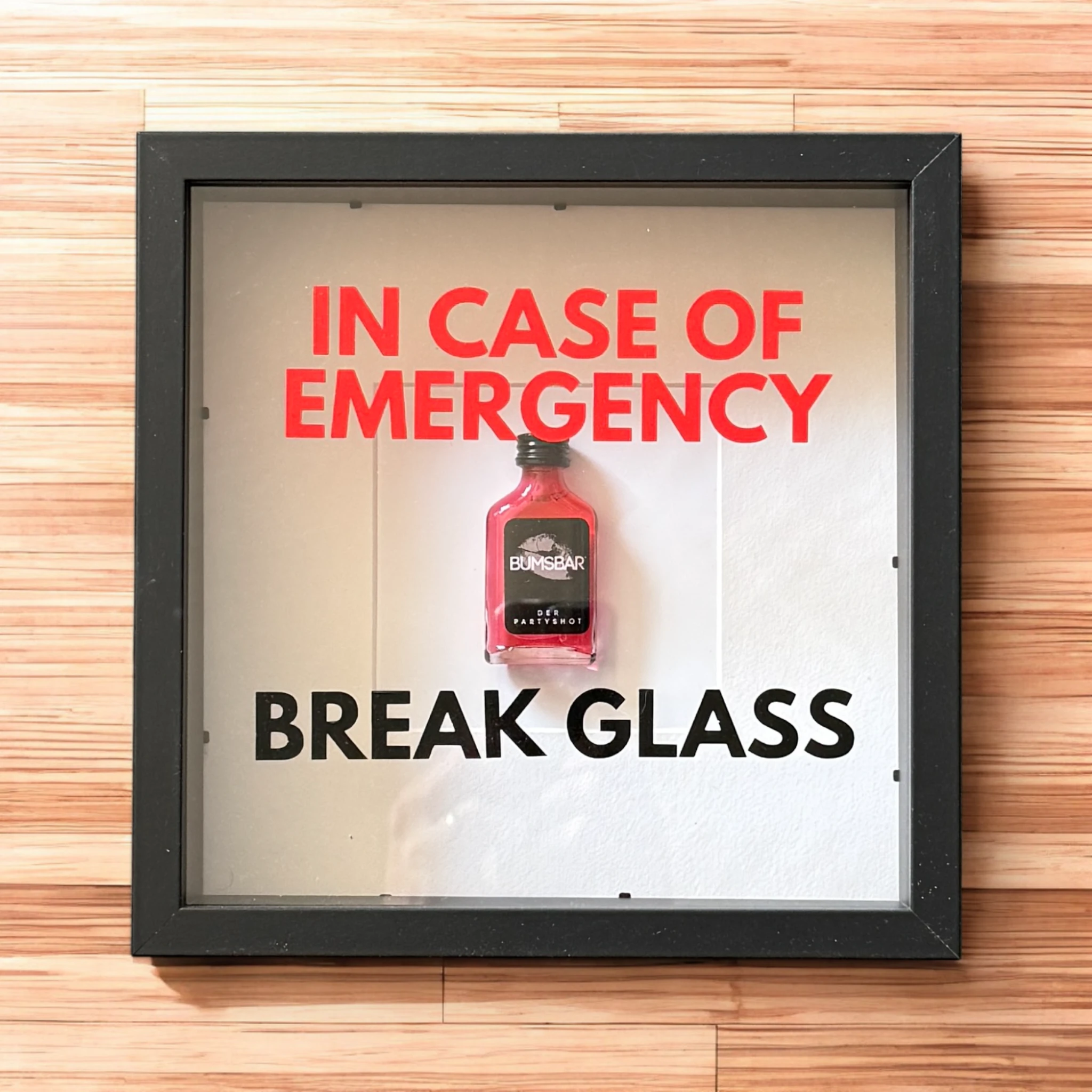 "In Case of Emergency Break Glass" – Wandbild mit Shot "BUMSBAR" schwarz -  from DieBallerei