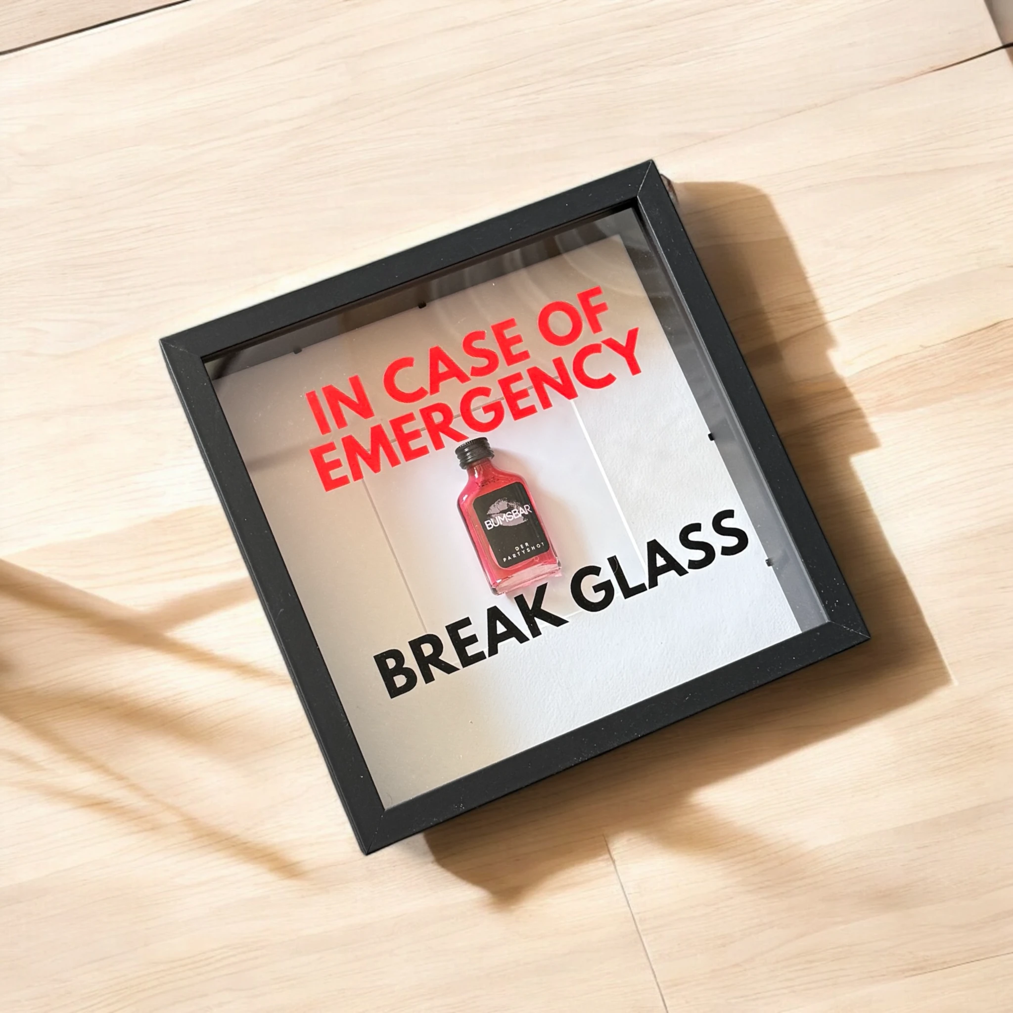 "In Case of Emergency Break Glass" – Wandbild mit Shot "BUMSBAR" schwarz -  from DieBallerei