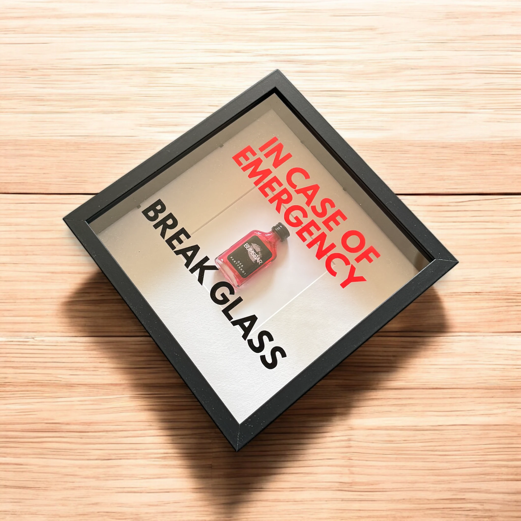 "In Case of Emergency Break Glass" – Wandbild mit Shot "BUMSBAR" schwarz -  from DieBallerei