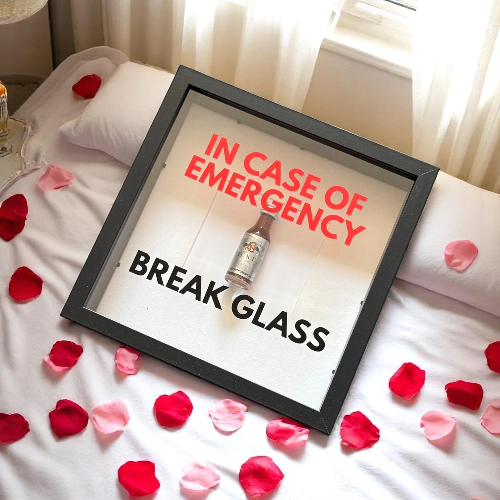 "In Case of Emergency Break Glass" – Wandbild mit Shot "FICKEN" in schwarz -  from DieBallerei
