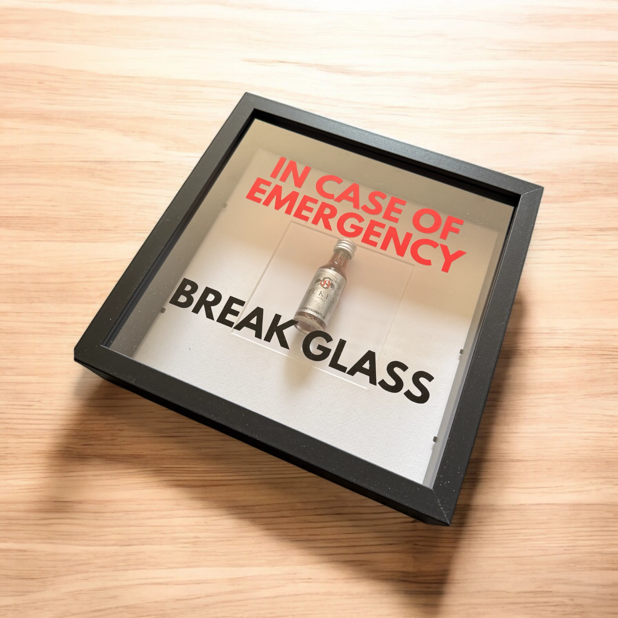 "In Case of Emergency Break Glass" – Wandbild mit Shot "FICKEN" in schwarz -  from DieBallerei