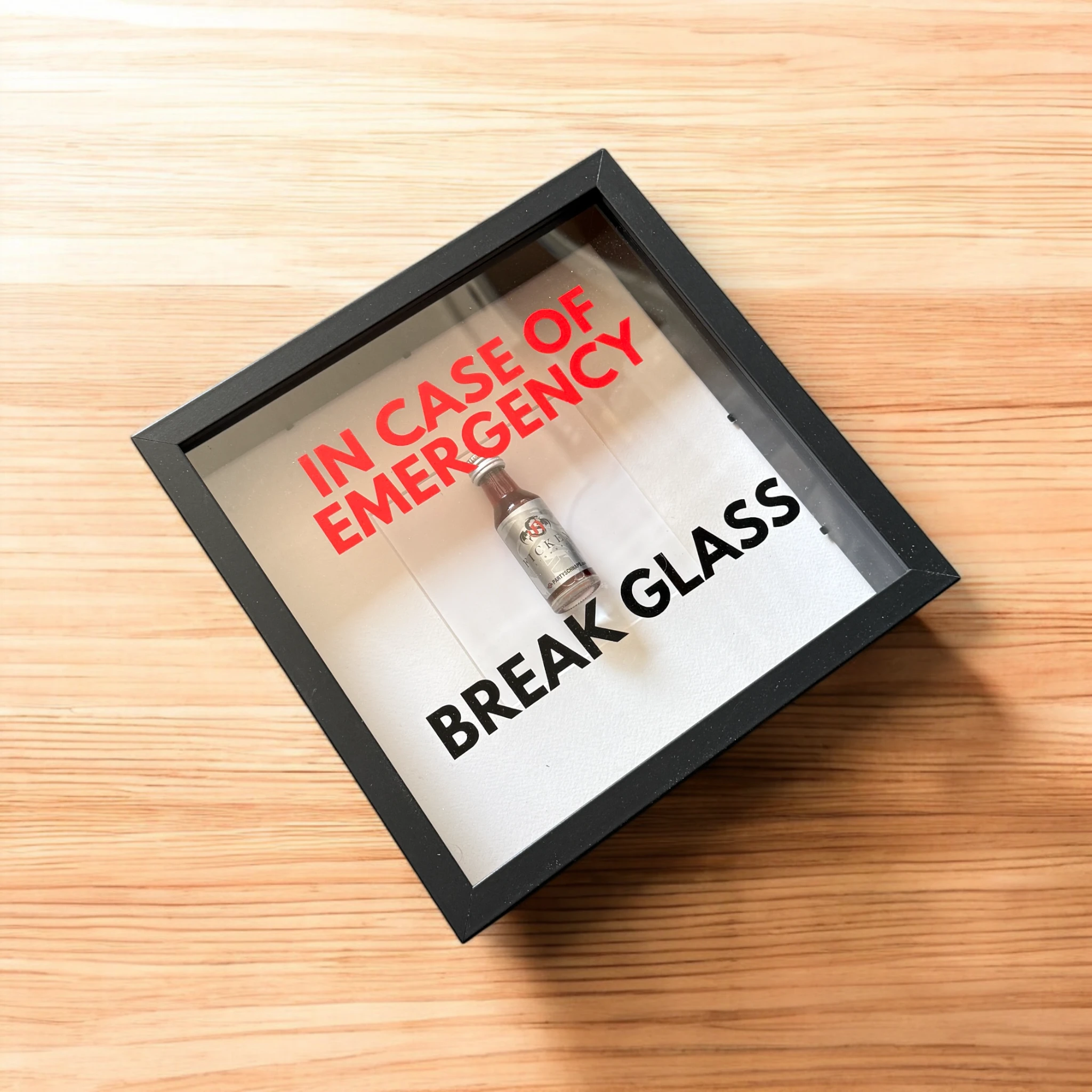 "In Case of Emergency Break Glass" – Wandbild mit Shot "FICKEN" in schwarz -  from DieBallerei