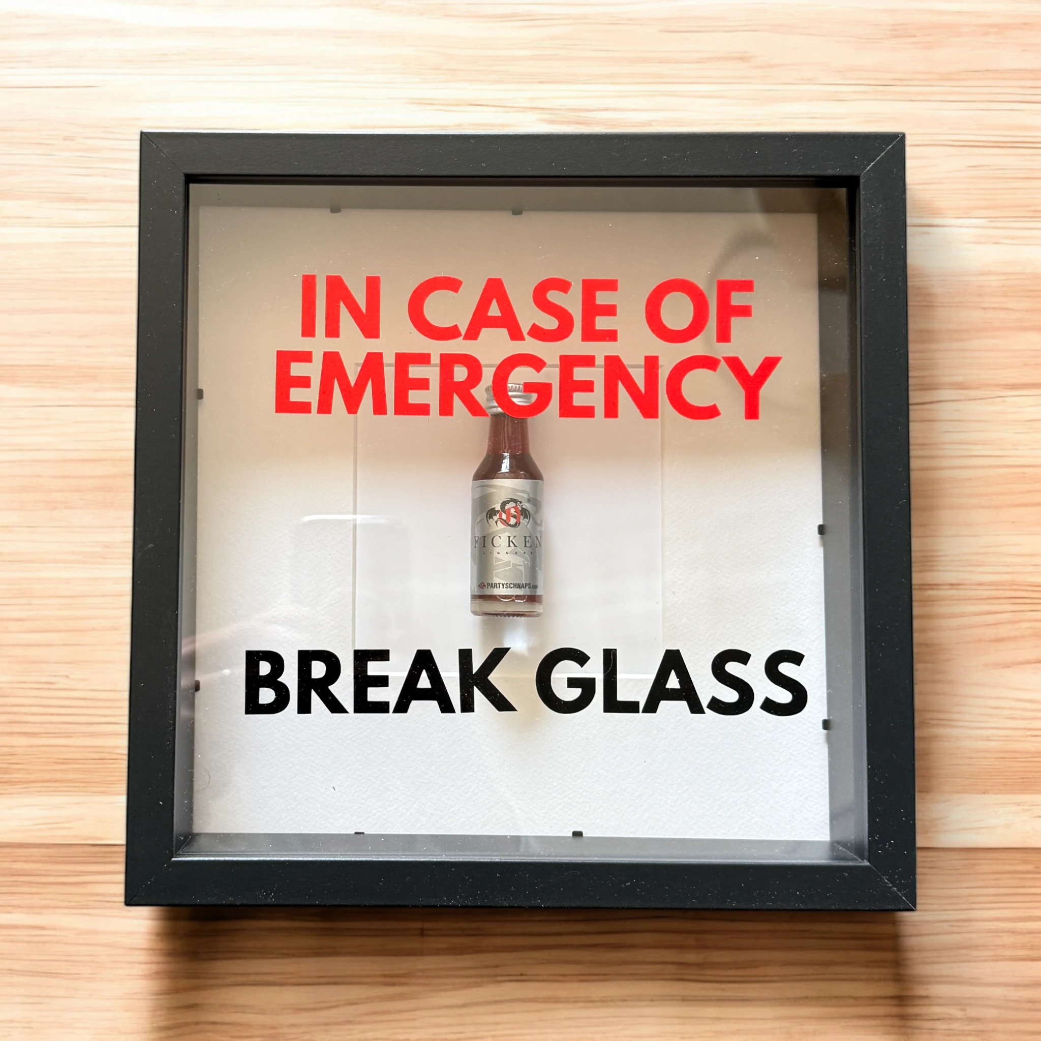 "In Case of Emergency Break Glass" – Wandbild mit Shot "FICKEN" in schwarz -  from DieBallerei