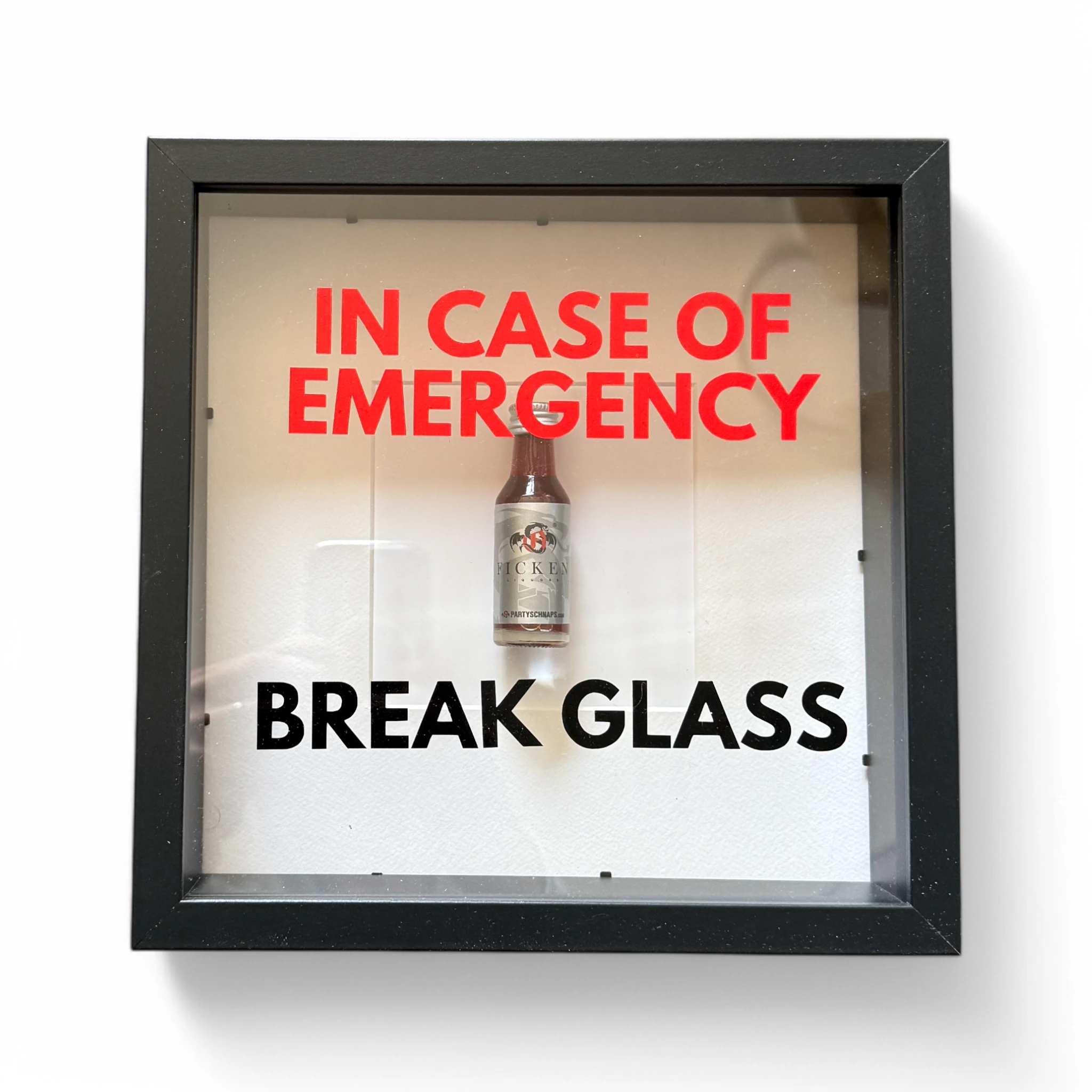 "In Case of Emergency Break Glass" – Wandbild mit Shot "FICKEN" in schwarz -  from DieBallerei
