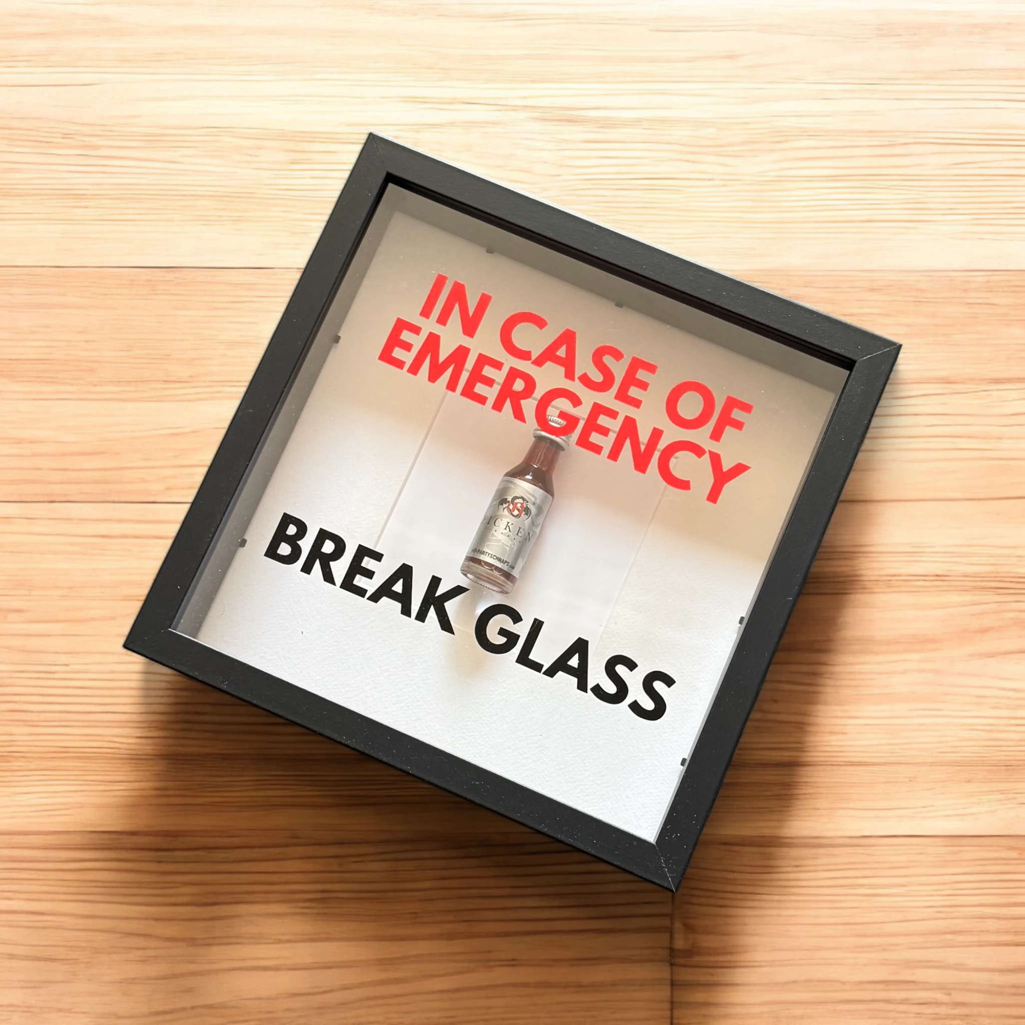 "In Case of Emergency Break Glass" – Wandbild mit Shot "FICKEN" in schwarz -  from DieBallerei