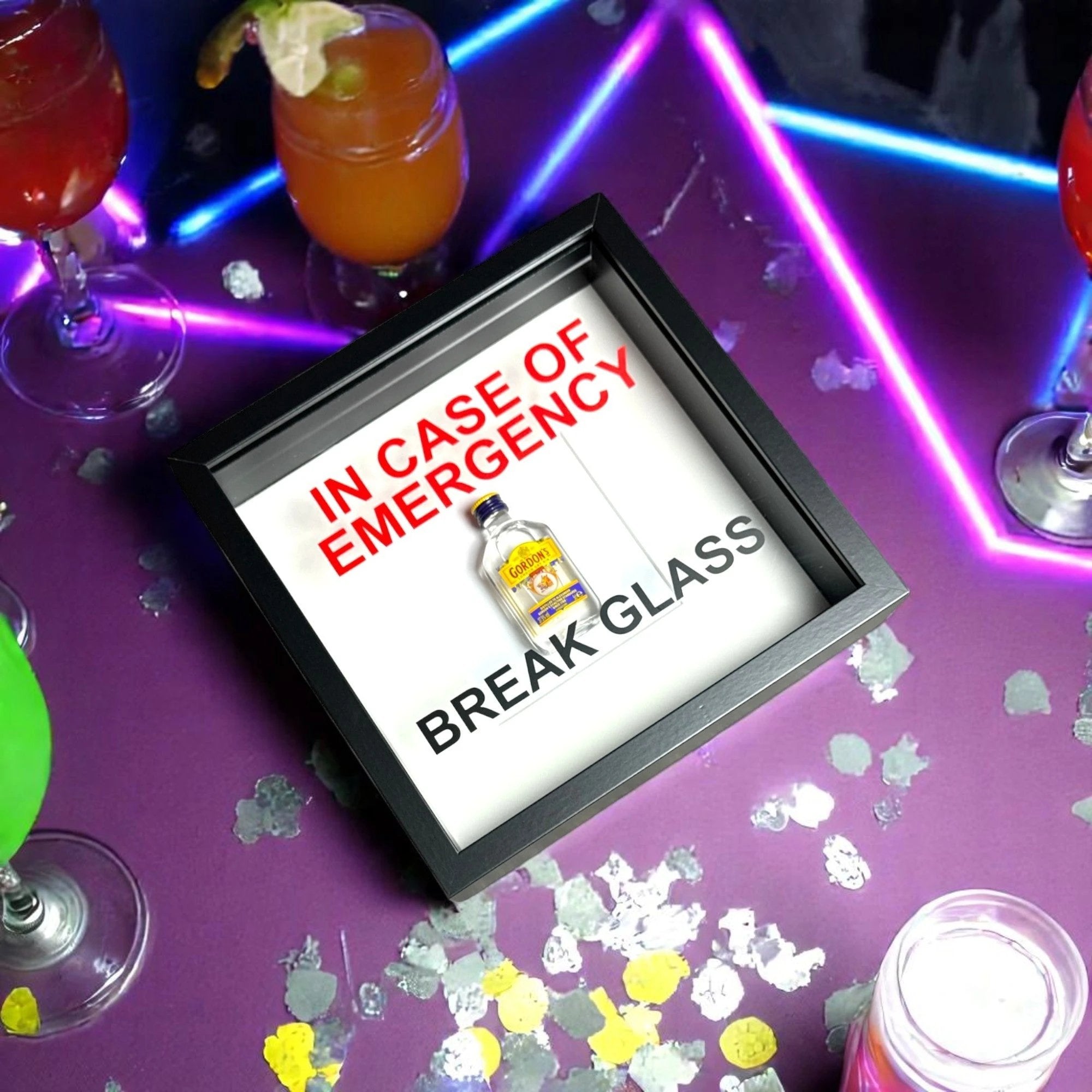In Case of Emergency Break Glass – Wandbild mit Gordon's Gin im weißen Rahmen -  from DieBallerei