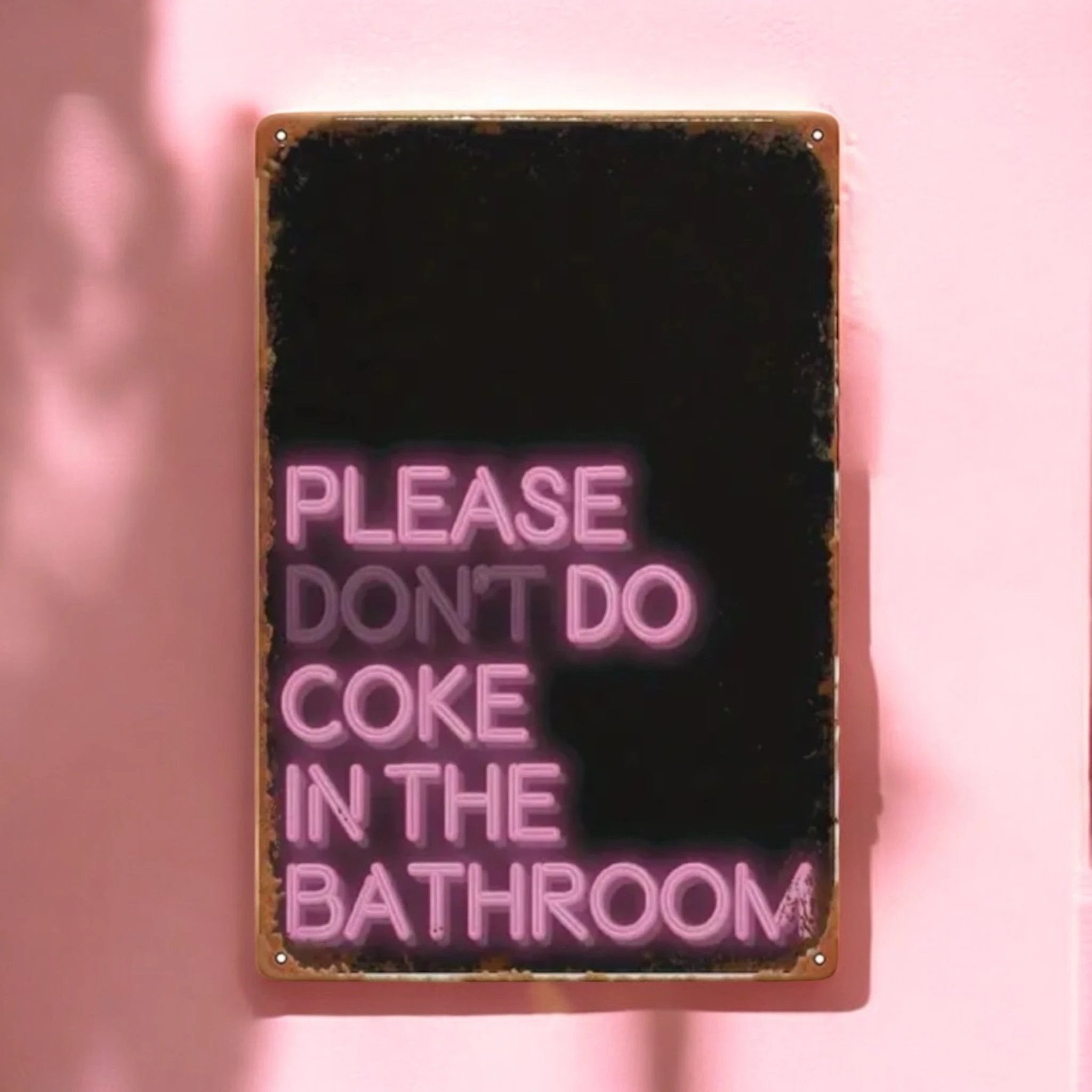 Metall-Blechschild „Please Don’t Do Coke in the Bathroom“ – Neon Vibes im Retro-Look -  from DieBallerei