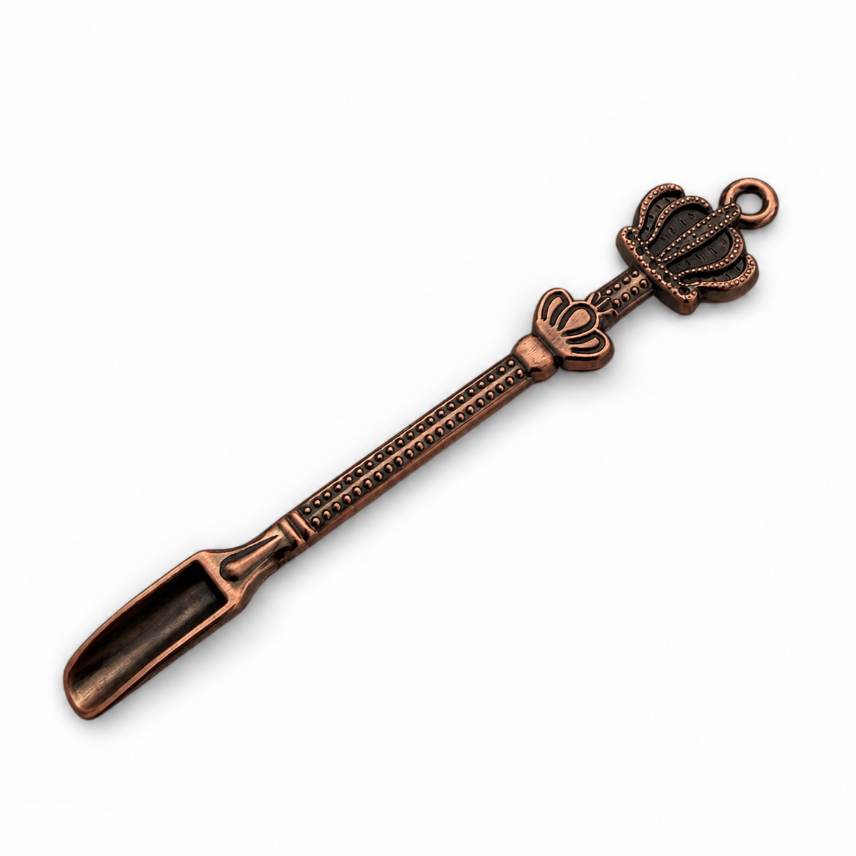 Mini-Metalllöffel in Antikbronze mit verzierter Krone und Öse auf weißem Hintergrund