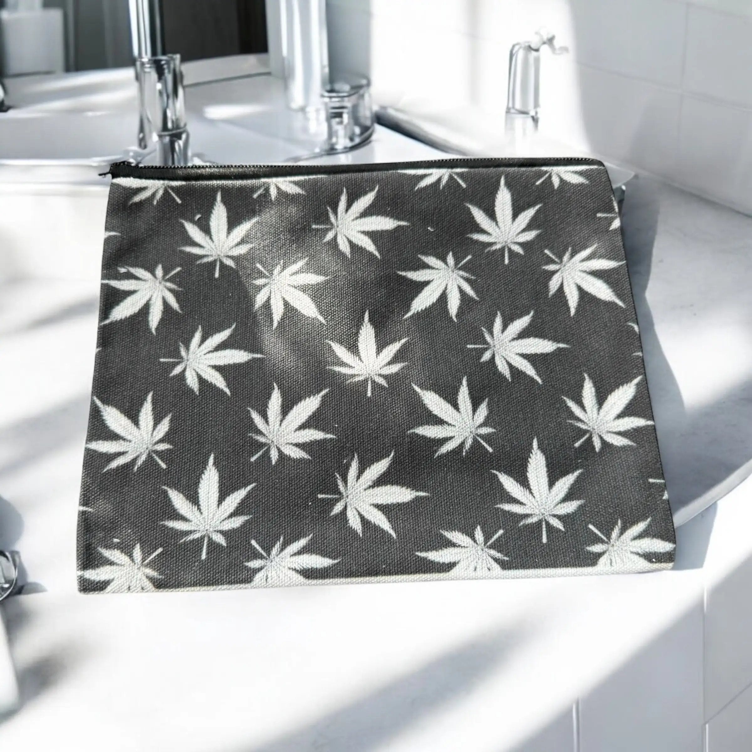 Praktischer Canvas-Beutel Schwarz mit "Hanfblatt" Aufdruck -  from DieBallerei