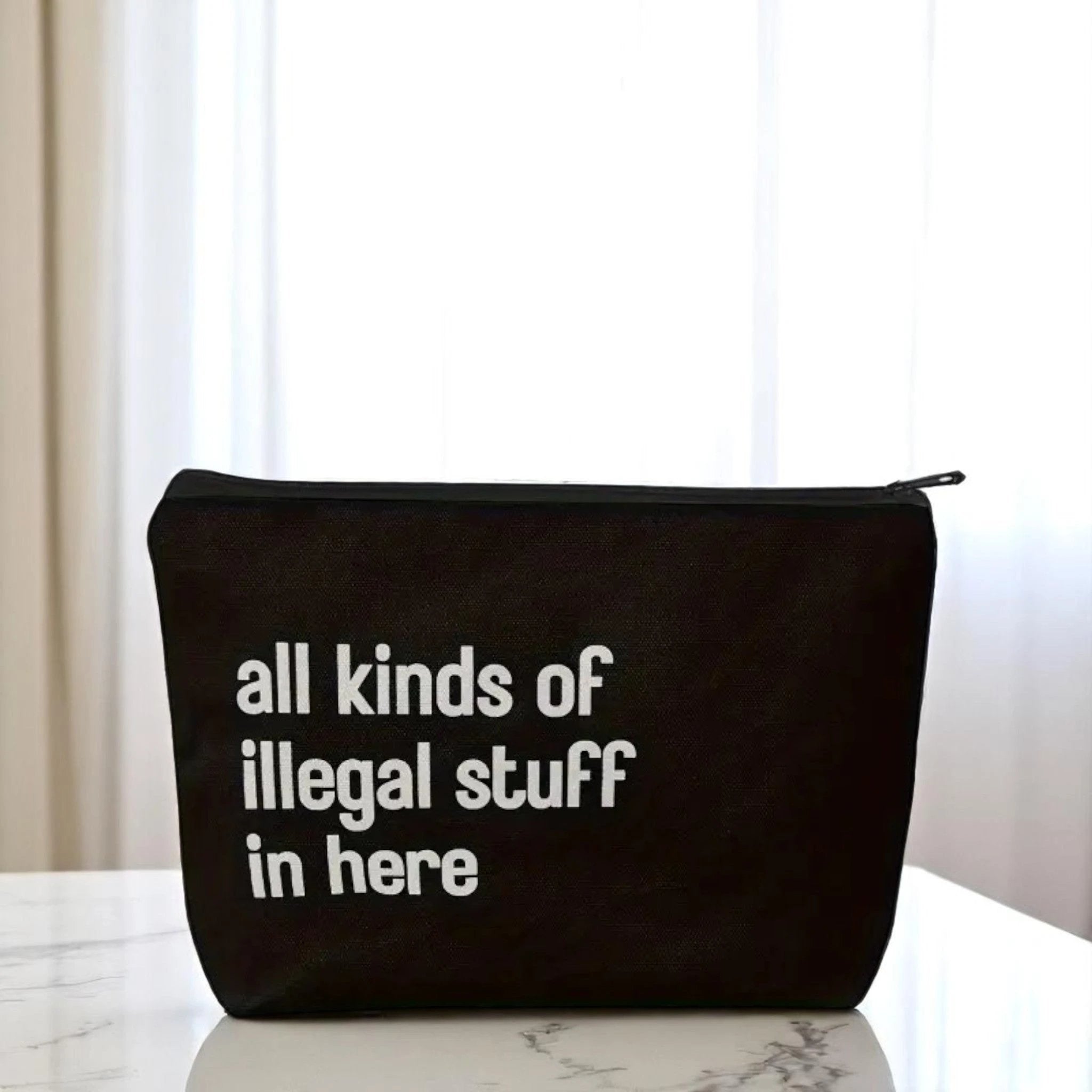 Schwarze Aufbewahrungstasche/Make-Up Bag – "All kinds of illegal stuff in here" -  from DieBallerei