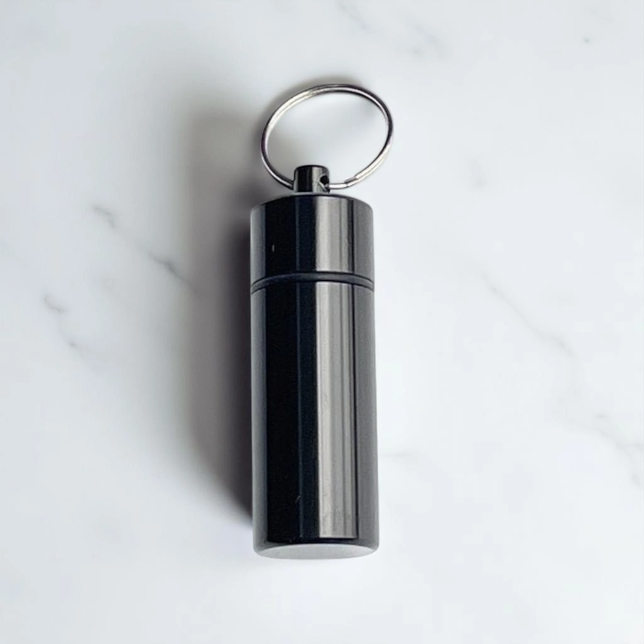 Verschließbare Aluminium-Pillenbox als Schlüsselanhänger – Extra Groß & Praktisch (Schwarz) -  from DieBallerei