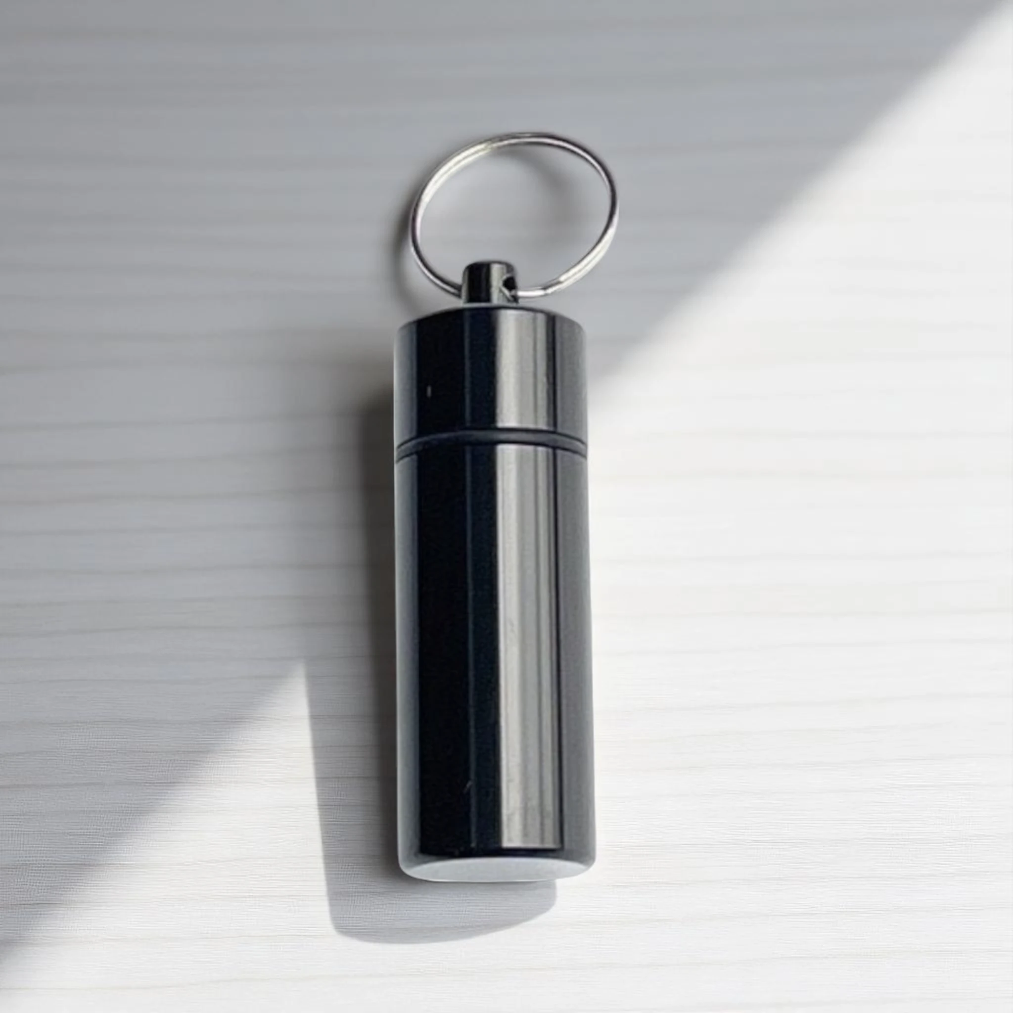 Verschließbare Aluminium-Pillenbox als Schlüsselanhänger – Extra Groß & Praktisch (Schwarz) -  from DieBallerei